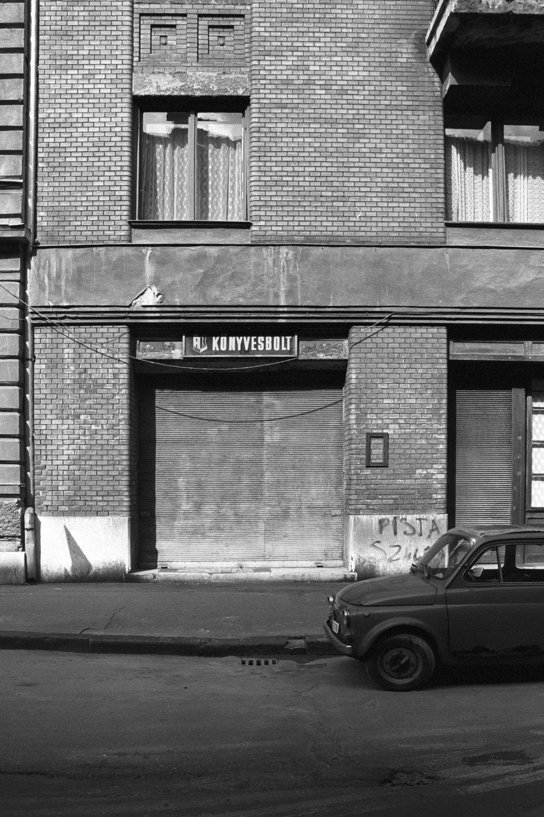 Hungary, Budapest VII., Vörösmarty utca 7., 1981, Makovecz Benjamin, street view, book store, Budapest, Fortepan #107831