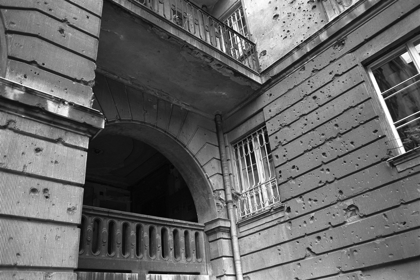Hungary, Budapest XII., Böszörményi út 34., 1981, Makovecz Benjamin, Budapest, bullet hole, railing, arch, Fortepan #107838