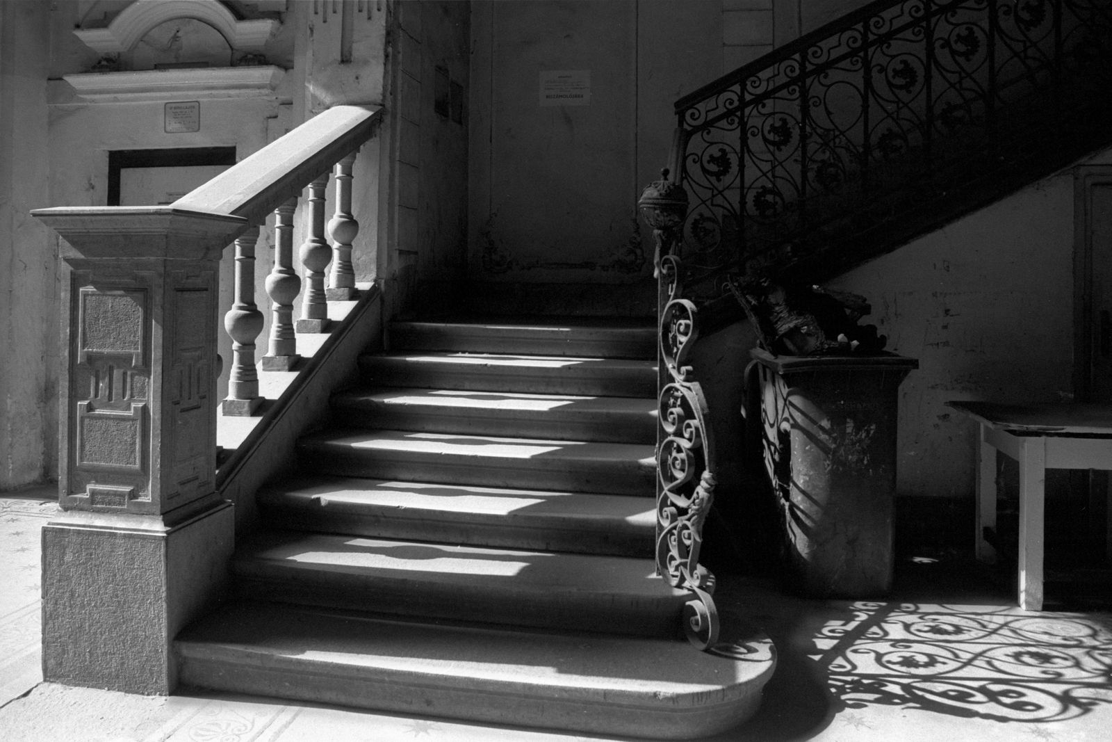 Hungary, Budapest VIII., József körút 19., 1981, Makovecz Benjamin, railing, stairs, dustbin, Budapest, balustrade, Fortepan #107845