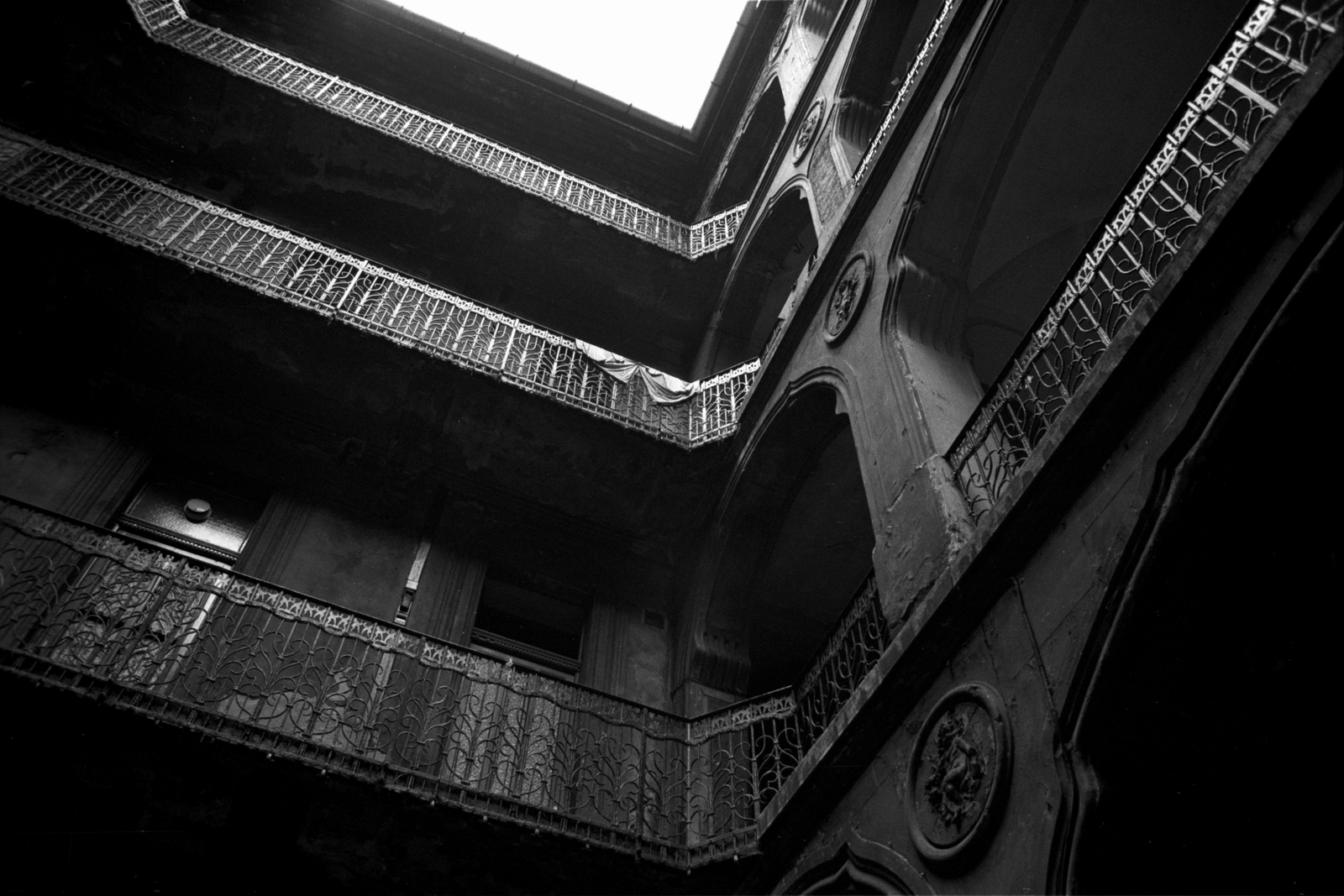 Hungary, Budapest VII., Kertész utca 20., 1981, Makovecz Benjamin, courtyard balcony, railing, tenement house, arch, pillar, stucco, Budapest, Fortepan #107852