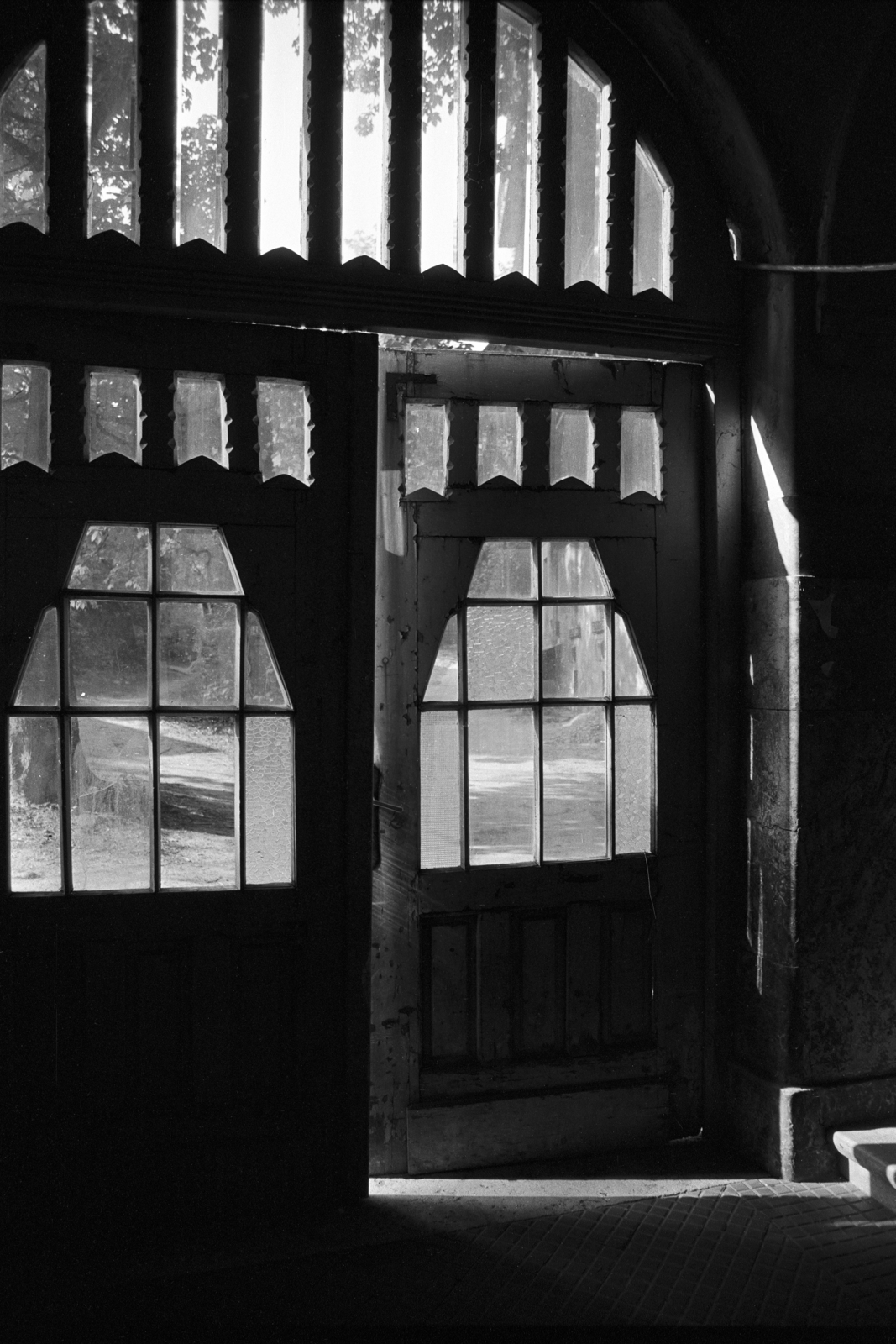 Hungary, Budapest XI., Bartók Béla út 49., 1981, Makovecz Benjamin, Budapest, window, gate, entrance, Fortepan #107854
