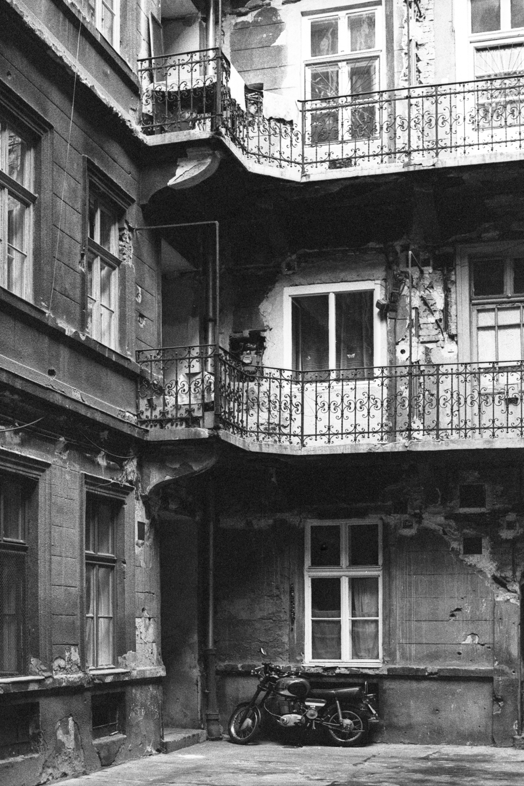 1982, Makovecz Benjamin, courtyard balcony, tenement house, inner courtyard, Fortepan #107876