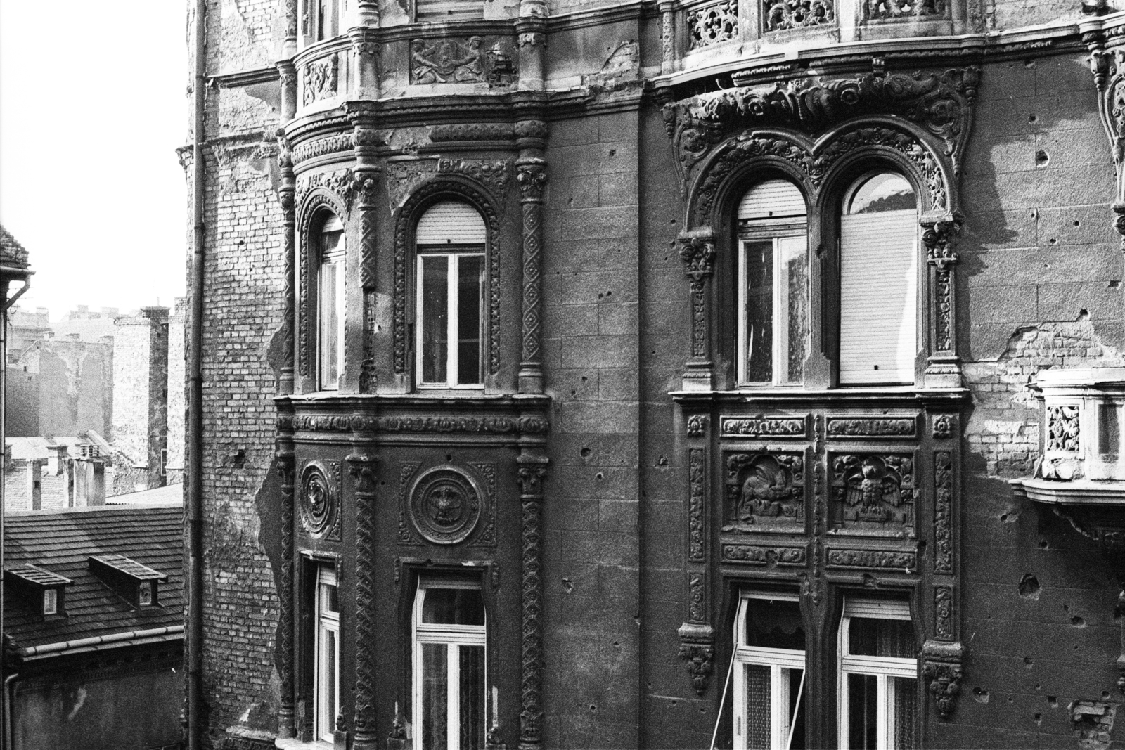 Hungary, Budapest VII., Jósika utca 2., 1982, Makovecz Benjamin, Budapest, architectural ornament, bullet hole, relief, window, Fortepan #107886