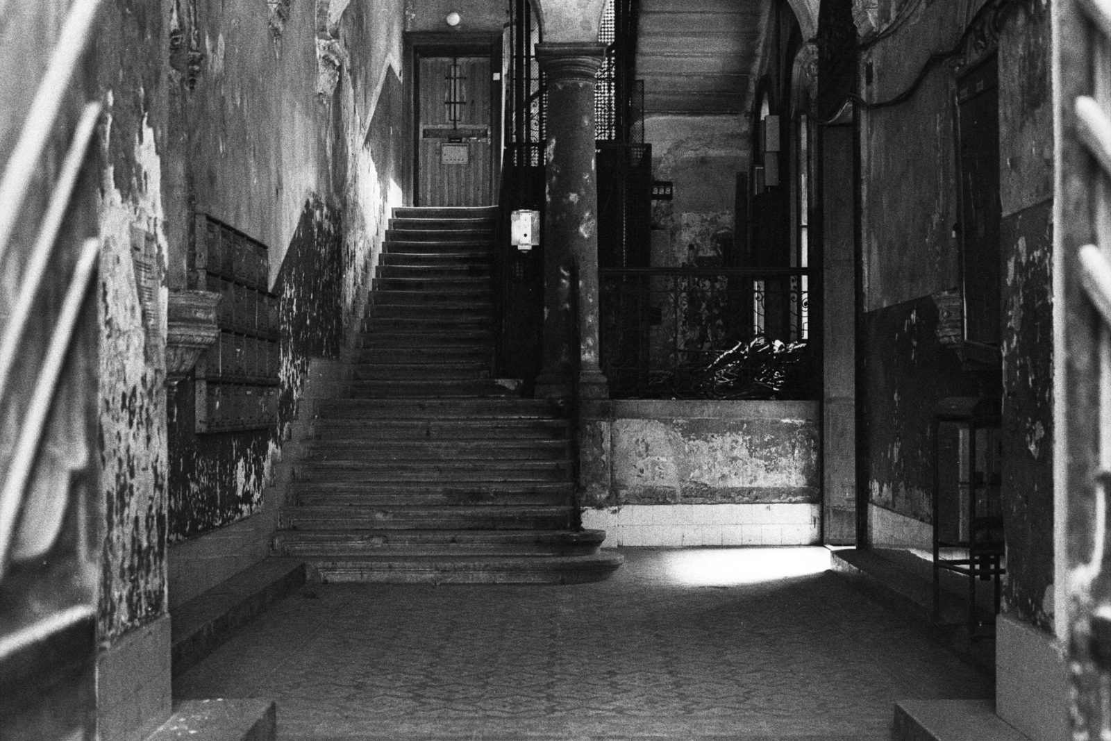 Hungary, Budapest VI., Csengery utca 33., 1982, Makovecz Benjamin, pillar, Budapest, Fortepan #107887