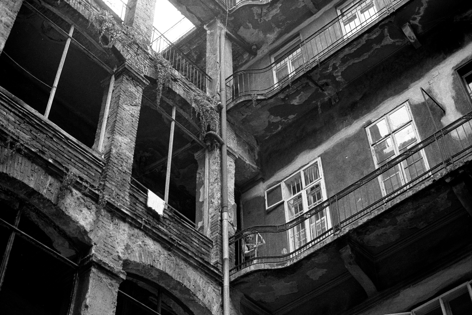 Magyarország, Budapest V., Hercegprímás (Alpári Gyula) utca 19., 1982, Makovecz Benjamin, körfolyosó, bérház, oszlop, Budapest, Fortepan #107894