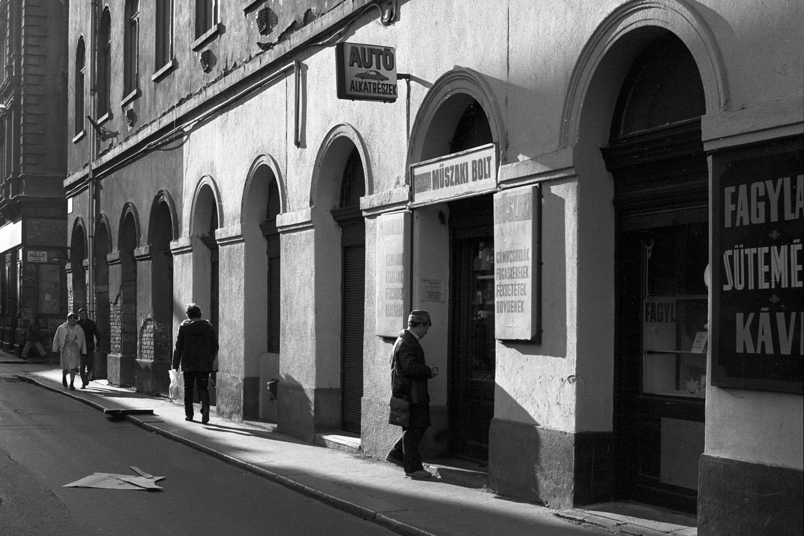 Magyarország, Budapest VII., Dob utca 22., Holló utca sarok., 1982, Makovecz Benjamin, Budapest, műszaki cikk, cukrászda, Fortepan #107902