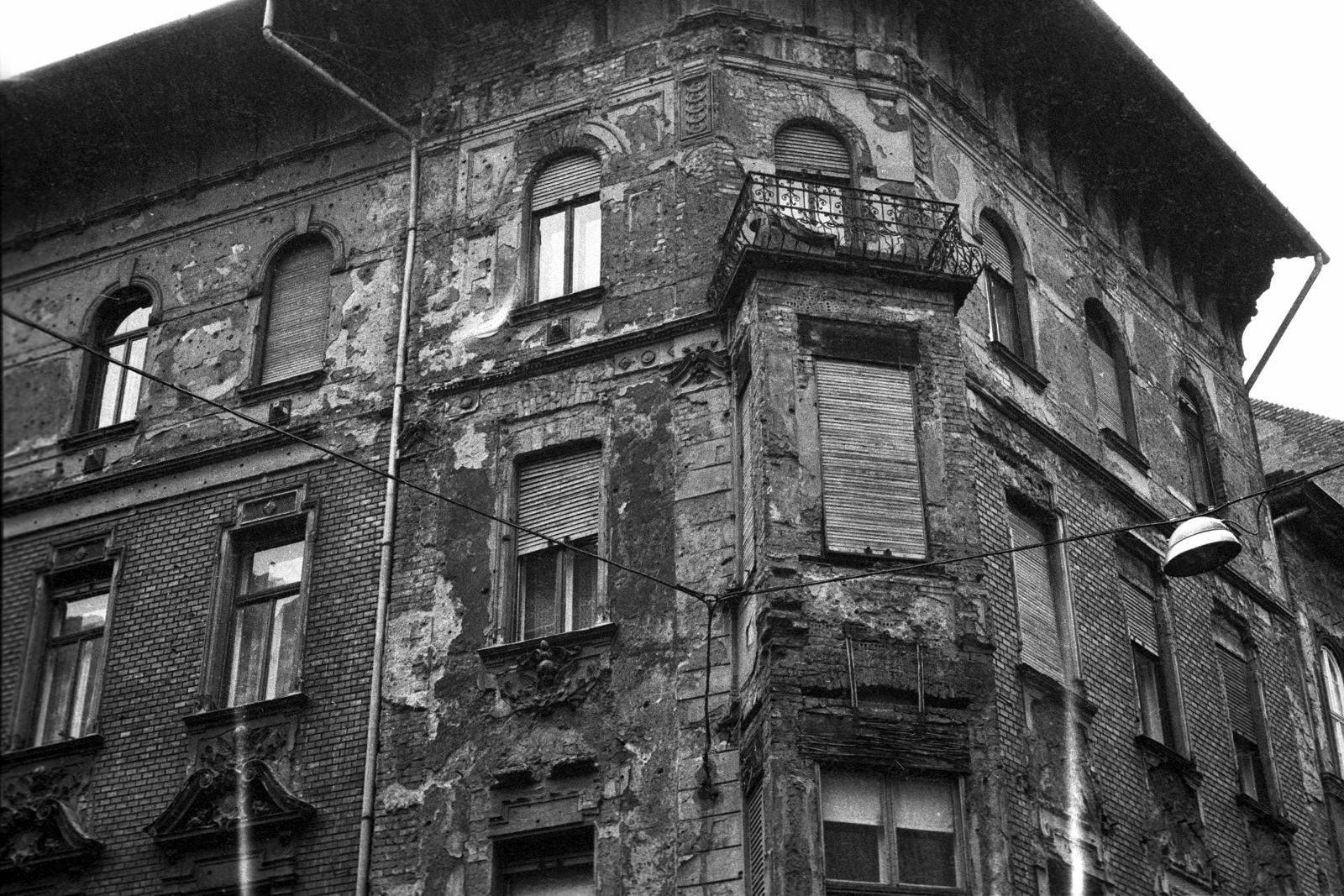Magyarország, Budapest V., Váci utca 74., jobbra a Szerb utca., 1982, Makovecz Benjamin, Budapest, zárterkély, redőny, sarokerkély, Fortepan #107908
