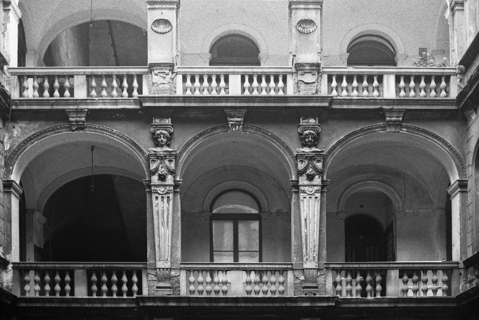 Hungary, Budapest VI., Izabella utca 47., 1982, Makovecz Benjamin, railing, tenement house, arch, Budapest, balustrade, Fortepan #107920