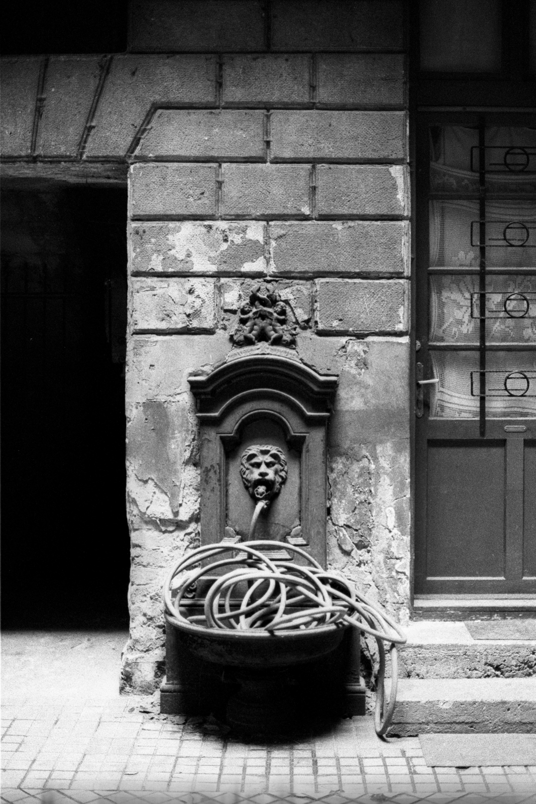 Hungary, Budapest VI., Izabella utca 43., 1982, Makovecz Benjamin, well, tenement house, lion, hose, stone lion, Budapest, inner courtyard, Best of, Fortepan #107925
