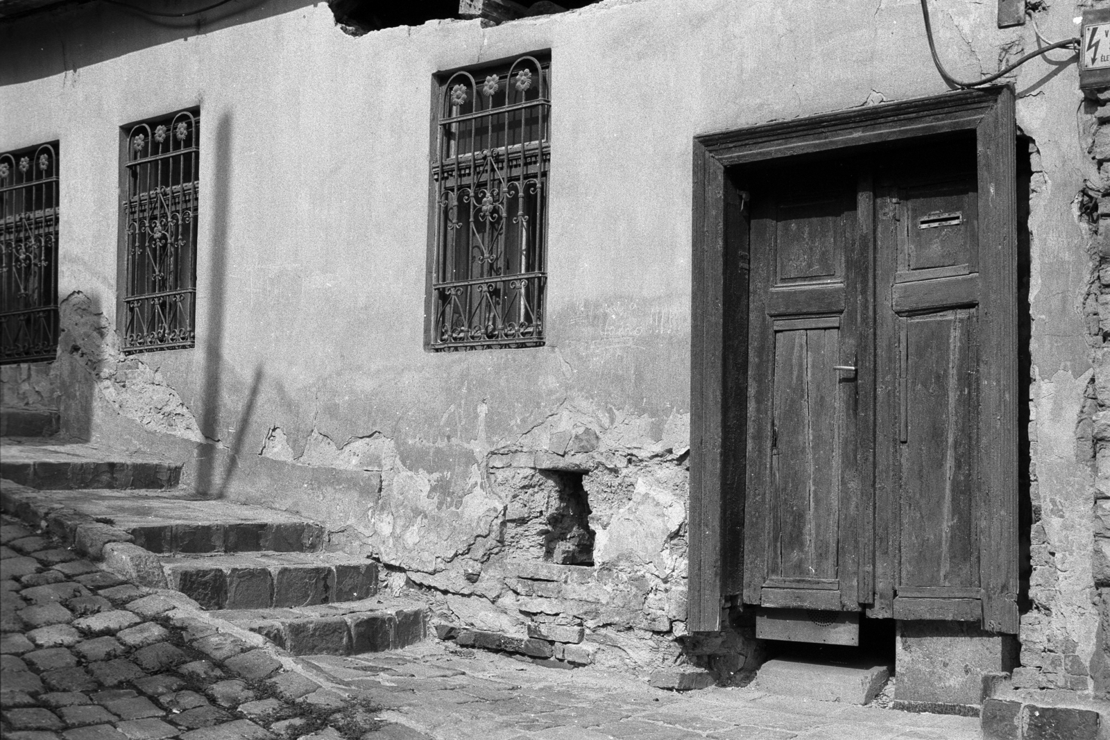 Hungary, Budapest II., Gül Baba utca 15., 1982, Makovecz Benjamin, Budapest, stairs, gate, window bars, Fortepan #107933