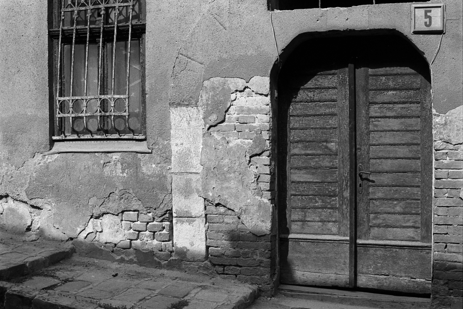 Hungary, Budapest II., Gül Baba utca 5., 1982, Makovecz Benjamin, Budapest, house number sign, gate, window bars, Fortepan #107935