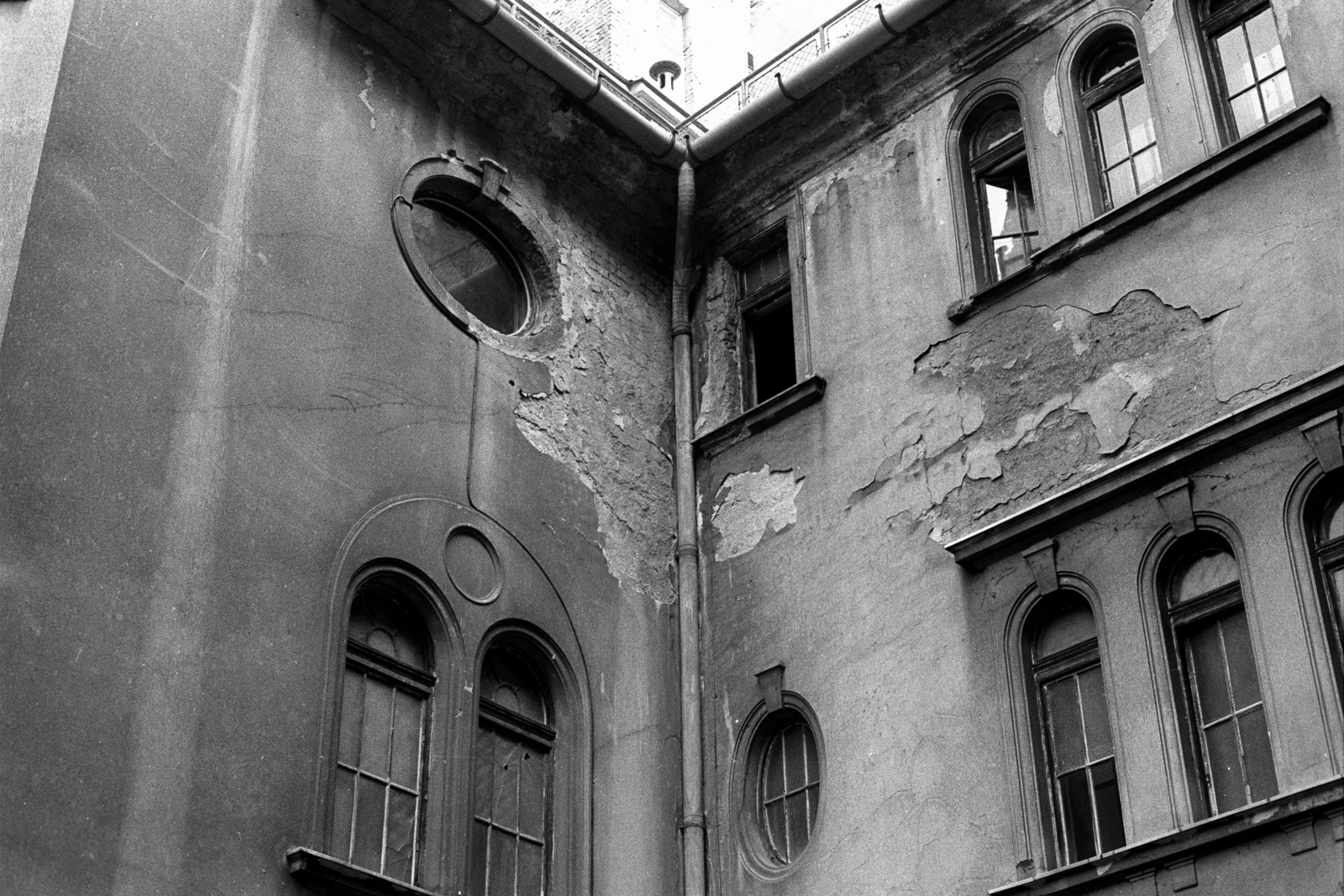 1982, Makovecz Benjamin, inner courtyard, window, Fortepan #107936