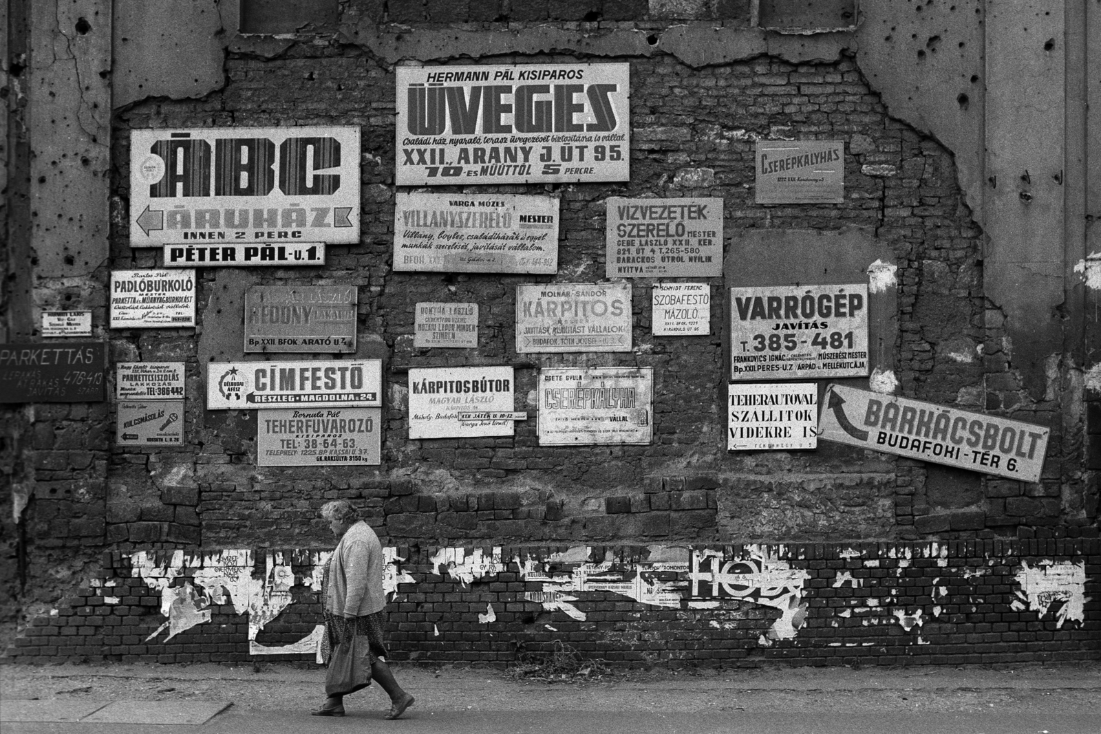 Hungary, Budapest XXII., Leányka utca 1/a., 1982, Makovecz Benjamin, ad, sign-board, grocery store, sewing machine, upholsterer, sign painter, Budapest, DIY shop, Best of, firewall, bullet hole, enamel sign, Fortepan #107938