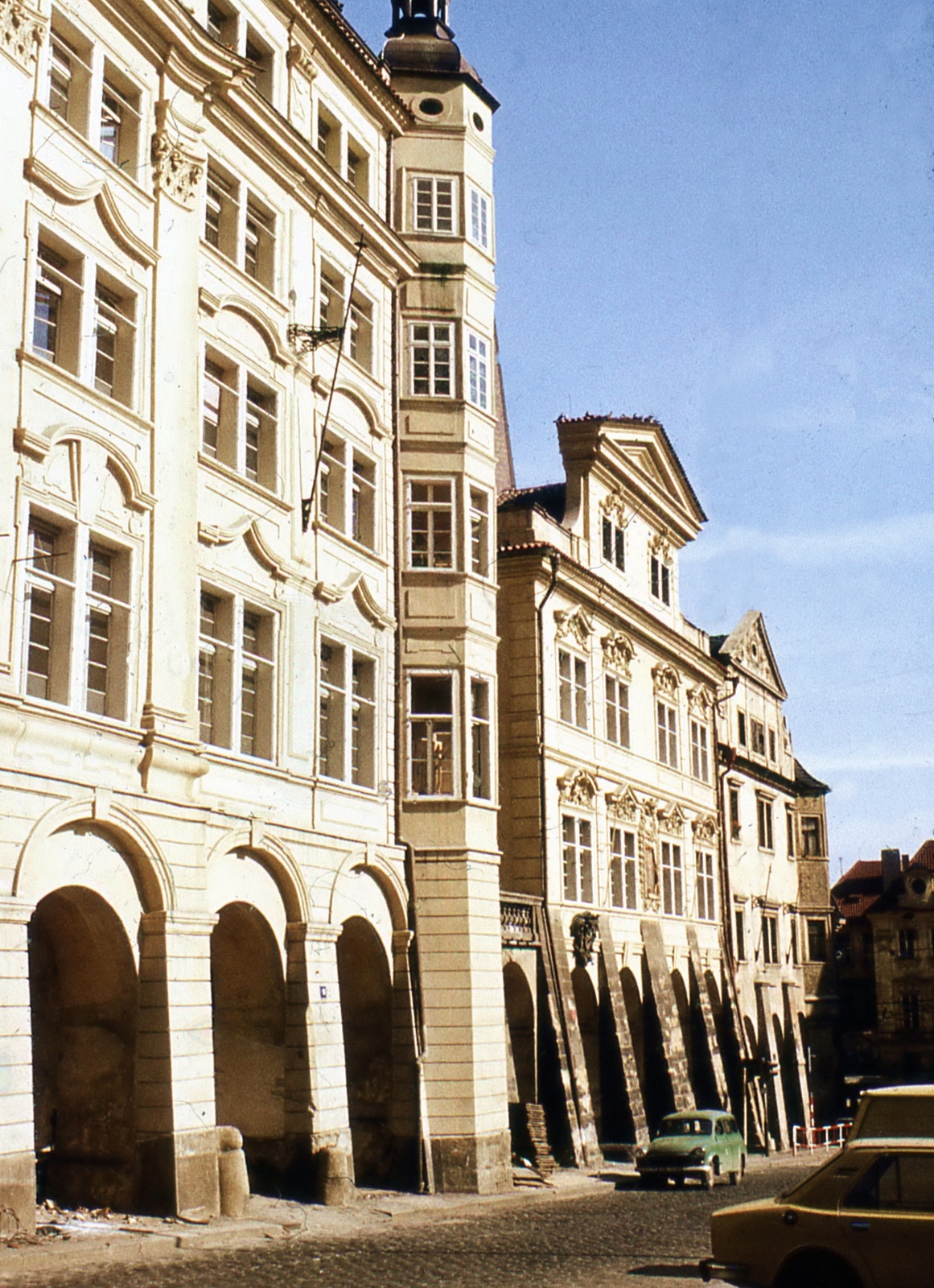 Czech Republik, Prague, Kisoldal tér (Malostranské námesti)., 1976, Mészöly Leonóra, Czechoslovakia, colorful, square, Skoda-brand, Baroque-style, palace, Classicism, parliament, renaissance, automobile, Giovanni Battista Alliprandi-design, Josef Jäger-design, Fortepan #10794