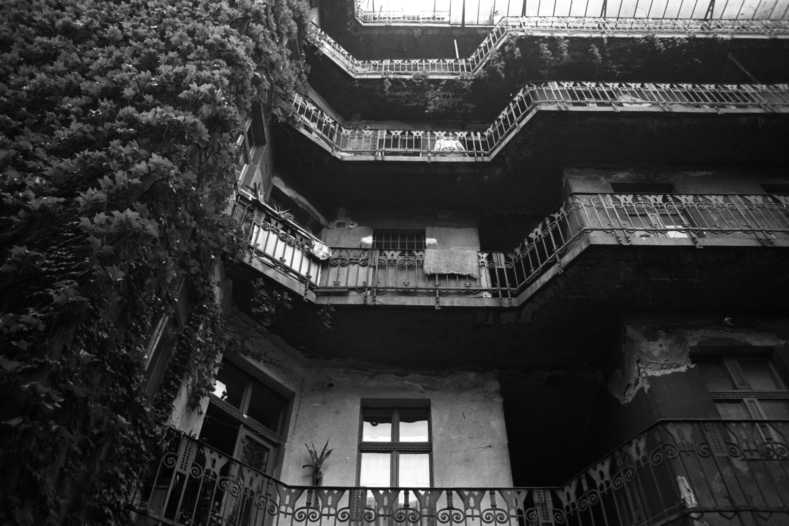 Hungary, Budapest V., Váci utca 78-80., a Váci utca 76. udvarából nézve., 1982, Makovecz Benjamin, Budapest, tenement house, Best of, railing, Fortepan #107941
