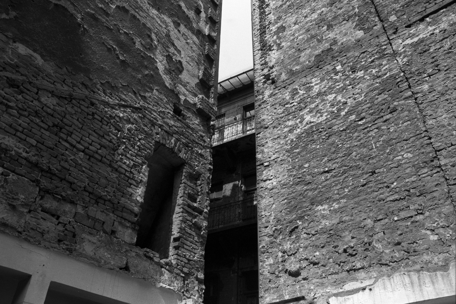 Hungary, Budapest V., balra Váci utca 76. mára lebontott hátsó szárnyának tűzfala, szemben a Váci utca 74. udvarába lehet belátni., 1982, Makovecz Benjamin, Budapest, Fortepan #107943