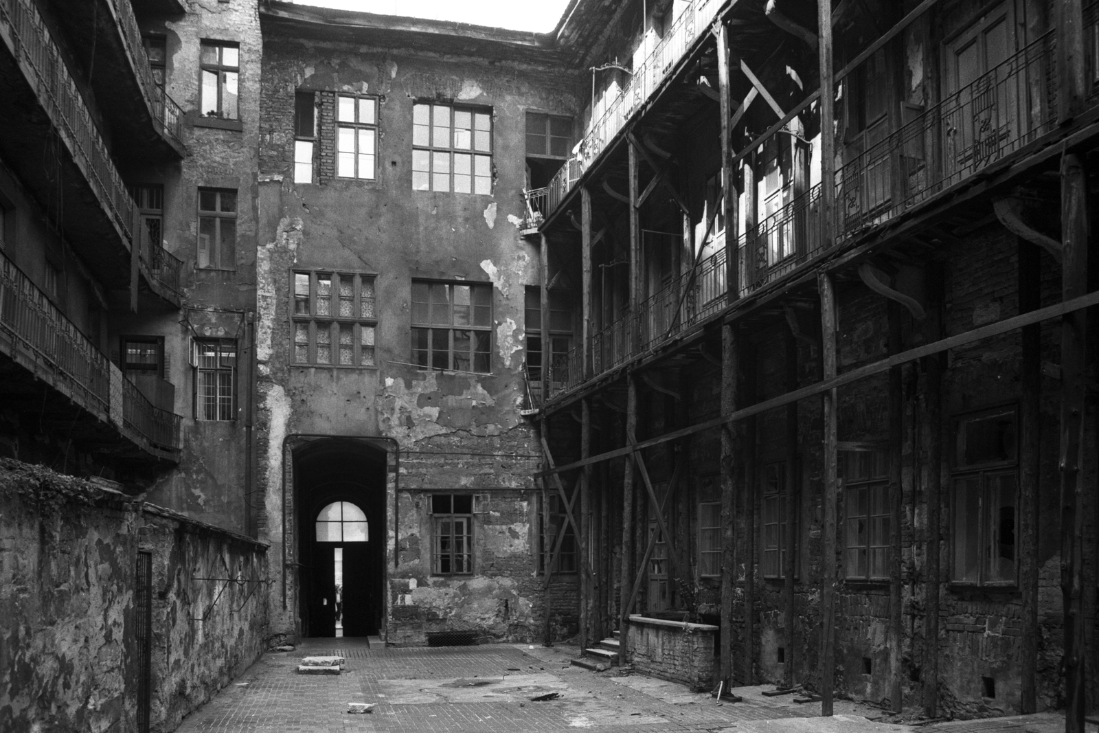 Magyarország, Budapest V., a Váci utca 76. udvara, balra a Váci utca 78-80., 1982, Makovecz Benjamin, állvány, Budapest, belső udvar, Fortepan #107944