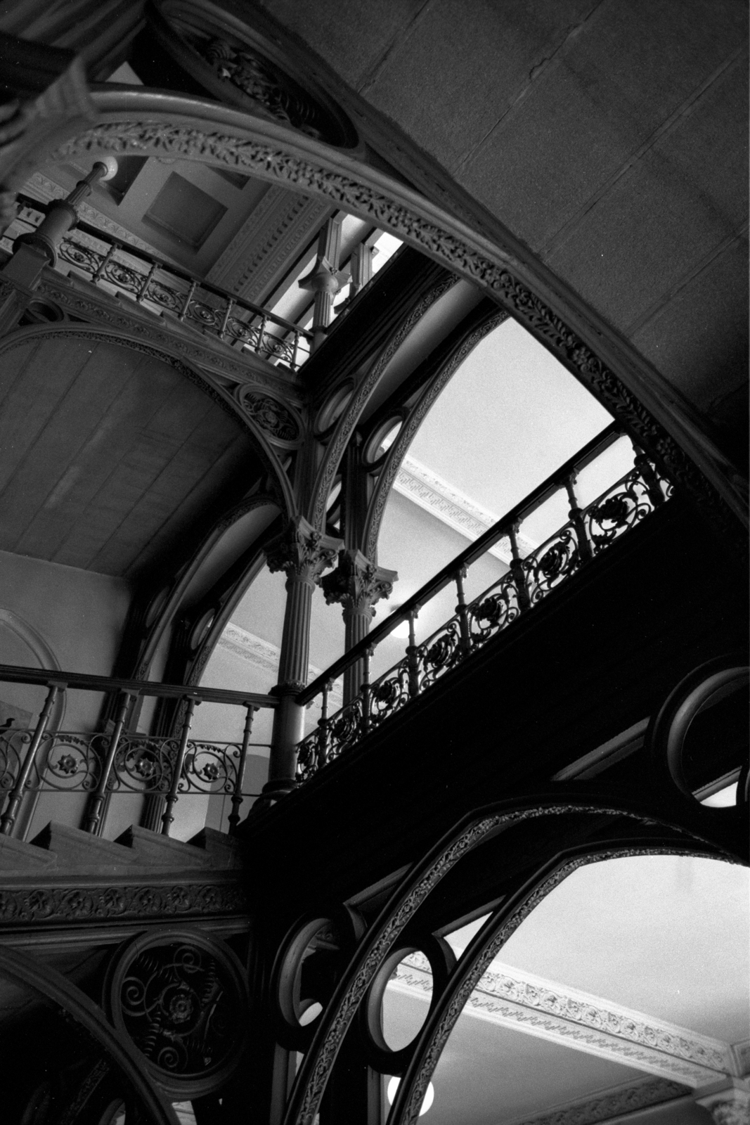 Magyarország, Budapest V., Váci utca 62-64., a pesti Új Városháza lépcsőháza., 1982, Makovecz Benjamin, Budapest, korlát, Fortepan #107946