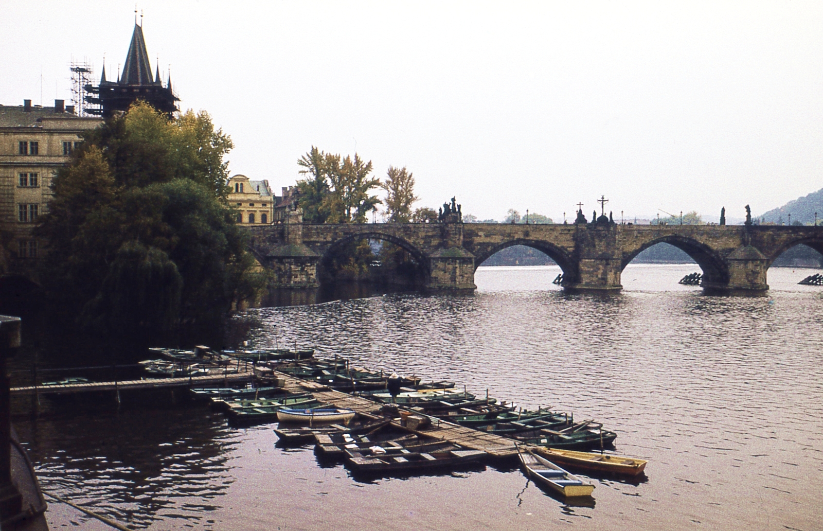 Czech Republik, Prague, Károly híd., 1976, Mészöly Leonóra, Czechoslovakia, colorful, bridge, stone bridge, arch bridge, Peter Parler-design, Fortepan #10795