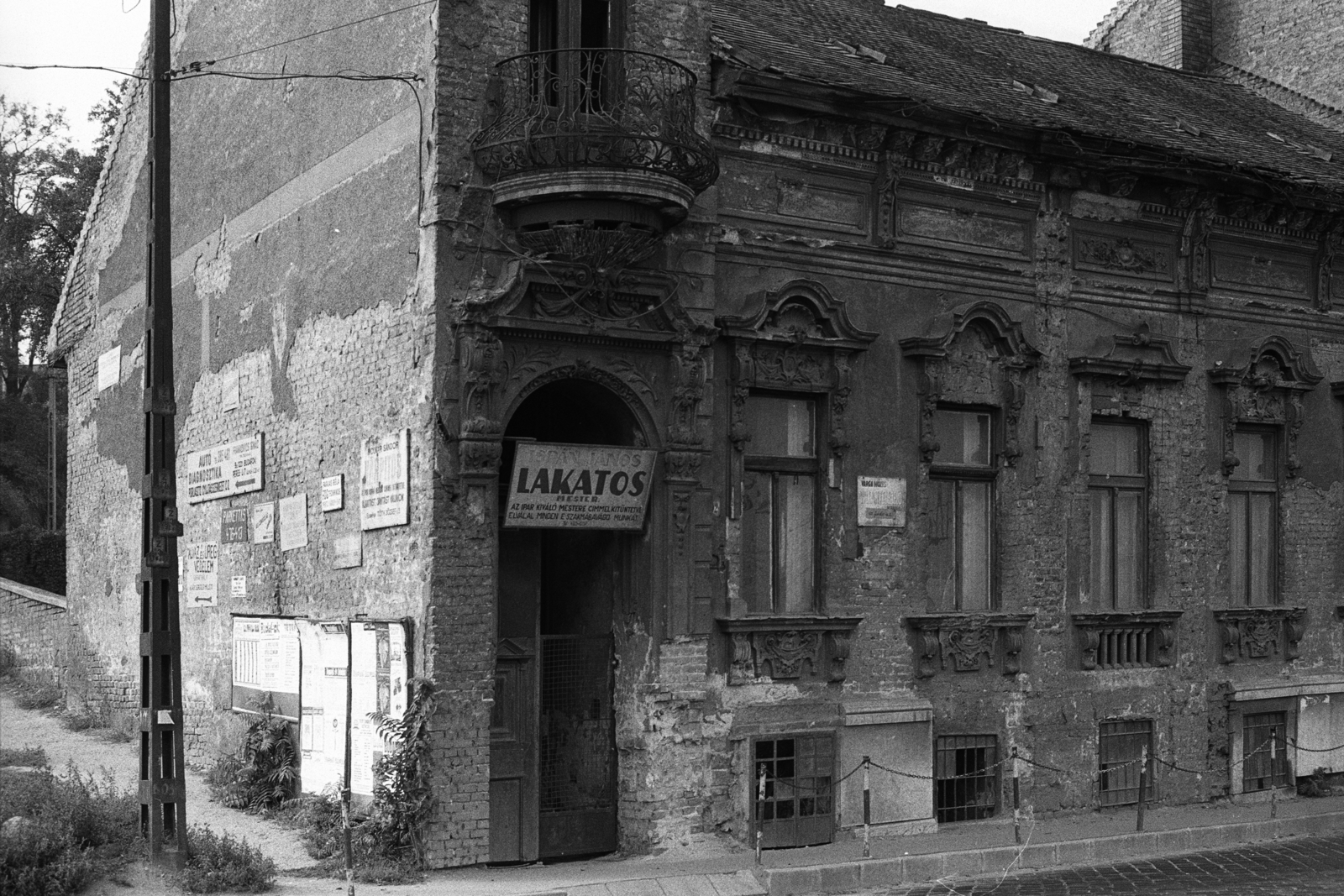 Magyarország, Budapest XXII., Kossuth Lajos utca 102., balra a Tóth József utca., 1982, Makovecz Benjamin, Budapest, erkély, bérház, tűzfal, cégtábla, lakatos, lakóház, kisiparos, Fortepan #107952