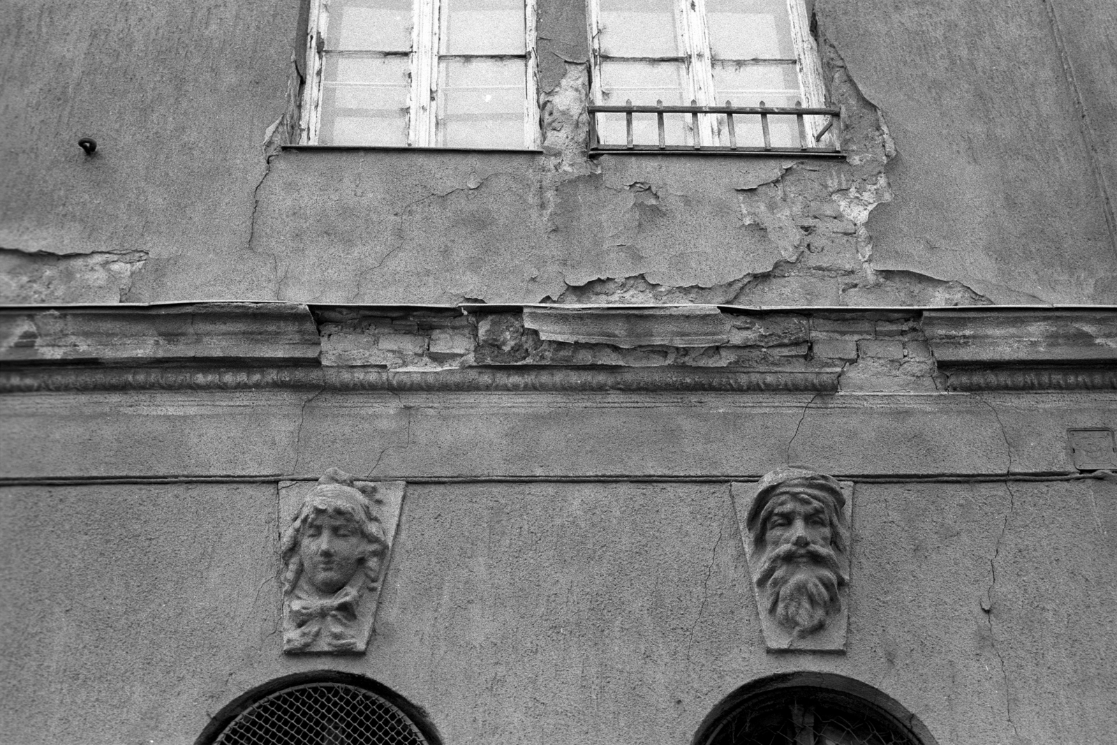 Magyarország, Budapest XXII., Nagytétényi út 48. HUNGAROVIN Borgazdaságok Export Vállalata., 1982, Makovecz Benjamin, Budapest, épületdísz, Best of, dombormű, Fortepan #107953