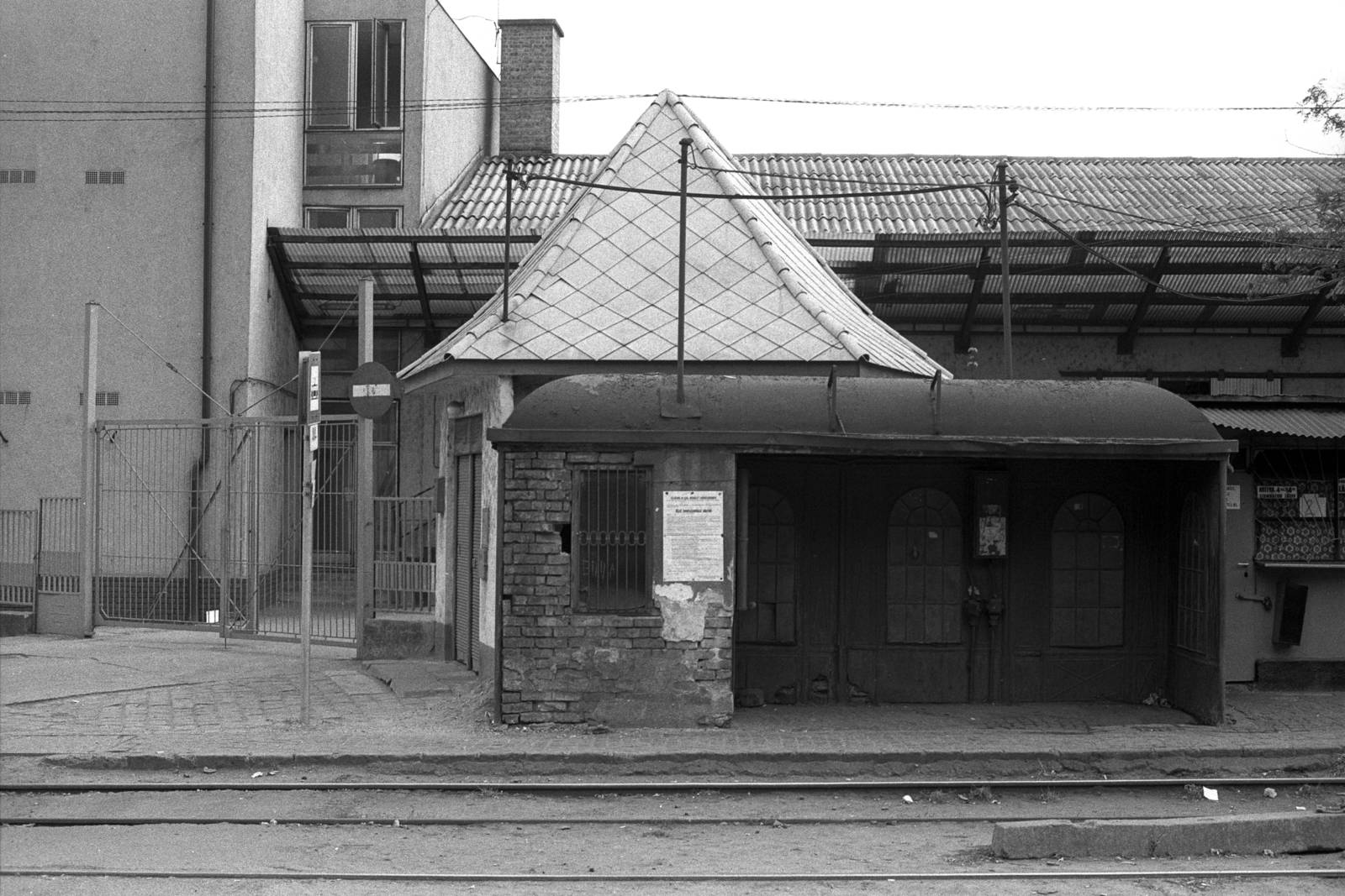 Magyarország, Budapest XXII., Budafok, Nagytétényi út, Vágóhíd utcai villamosmegálló., 1982, Makovecz Benjamin, Budapest, pavilon, Fortepan #107957