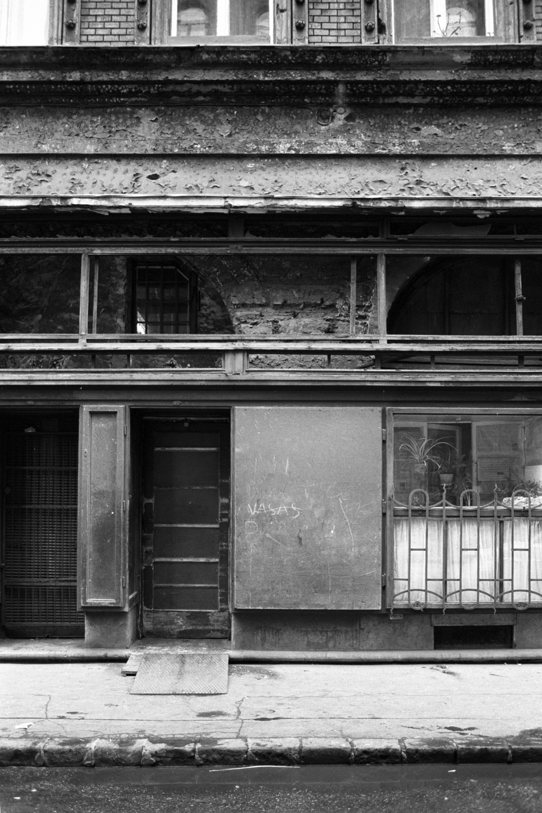 Hungary, 1983, Makovecz Benjamin, tenement house, Closed Shop, Fortepan #107982