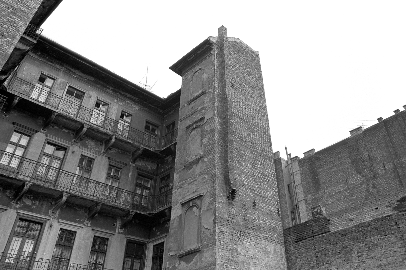 Hungary, 1983, Makovecz Benjamin, courtyard balcony, tenement house, firewall, dead window, Fortepan #107983