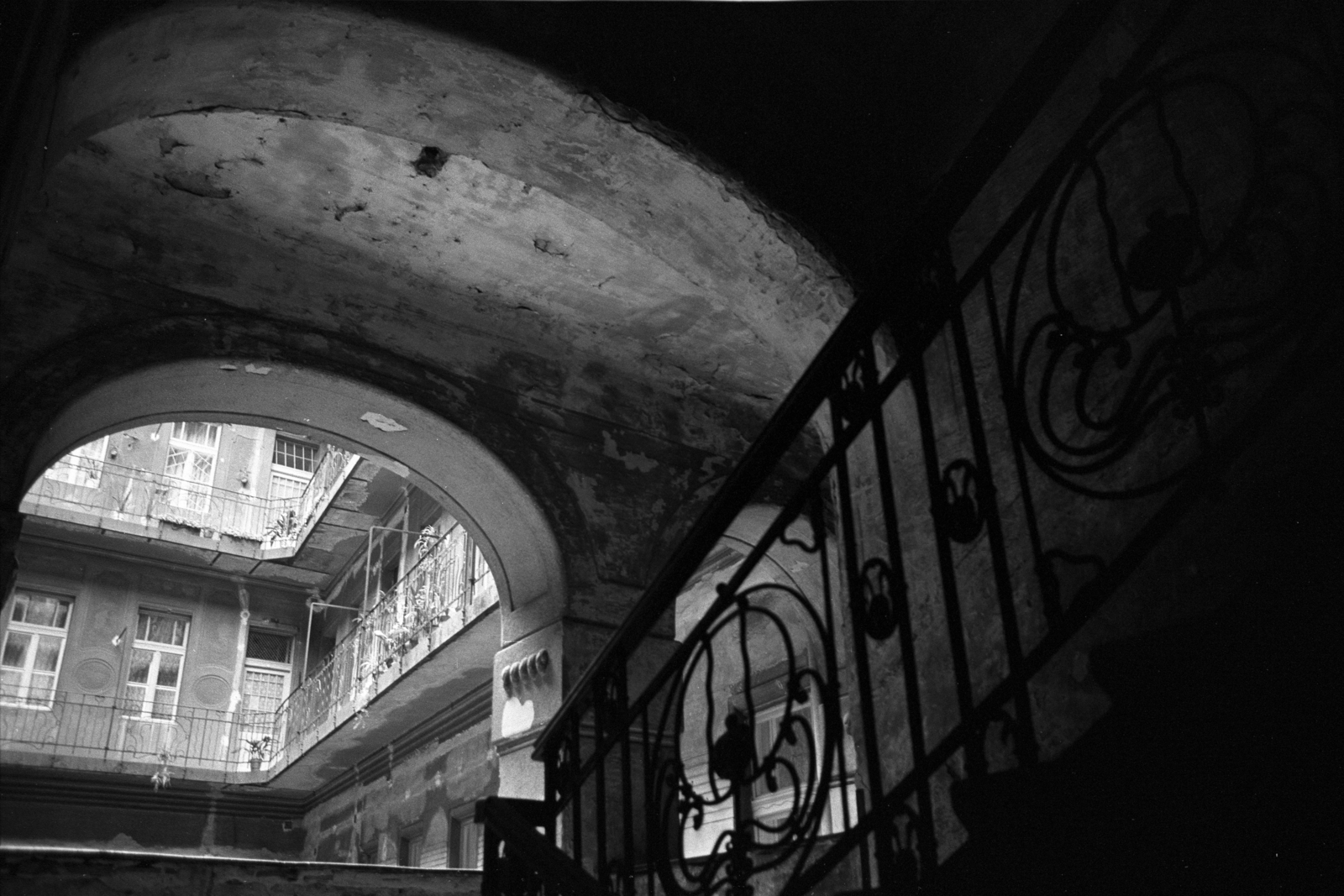 Hungary, 1983, Makovecz Benjamin, yard, courtyard balcony, tenement house, inner courtyard, Fortepan #107986