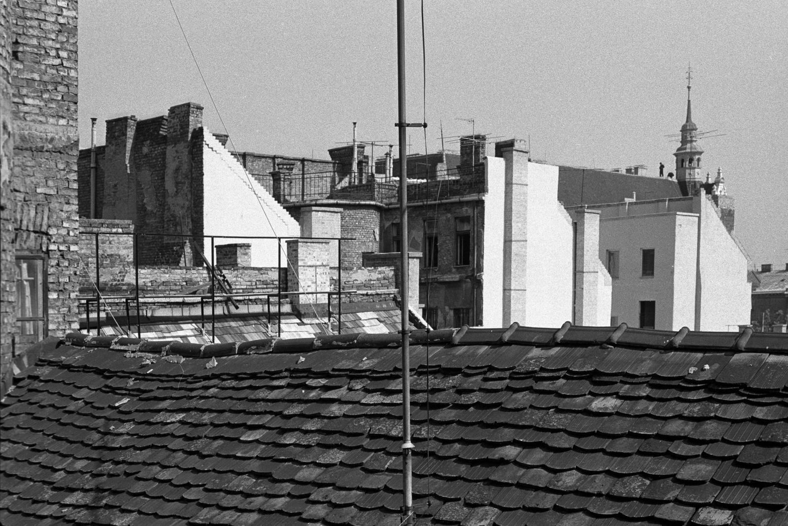 Hungary, Budapest V., kilátás a Hercegprímás (Alpári Gyula) utca 19. tetőjéről a Bajcsy-Zsilinszky út - Bank utca sarok felé., 1983, Makovecz Benjamin, roof, chimney, firewall, tower, Budapest, roof tiles, Fortepan #107989
