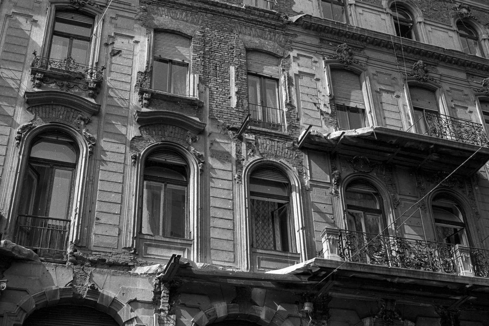 Hungary, 1983, Makovecz Benjamin, tenement house, balcony, damaged building, Fortepan #107998