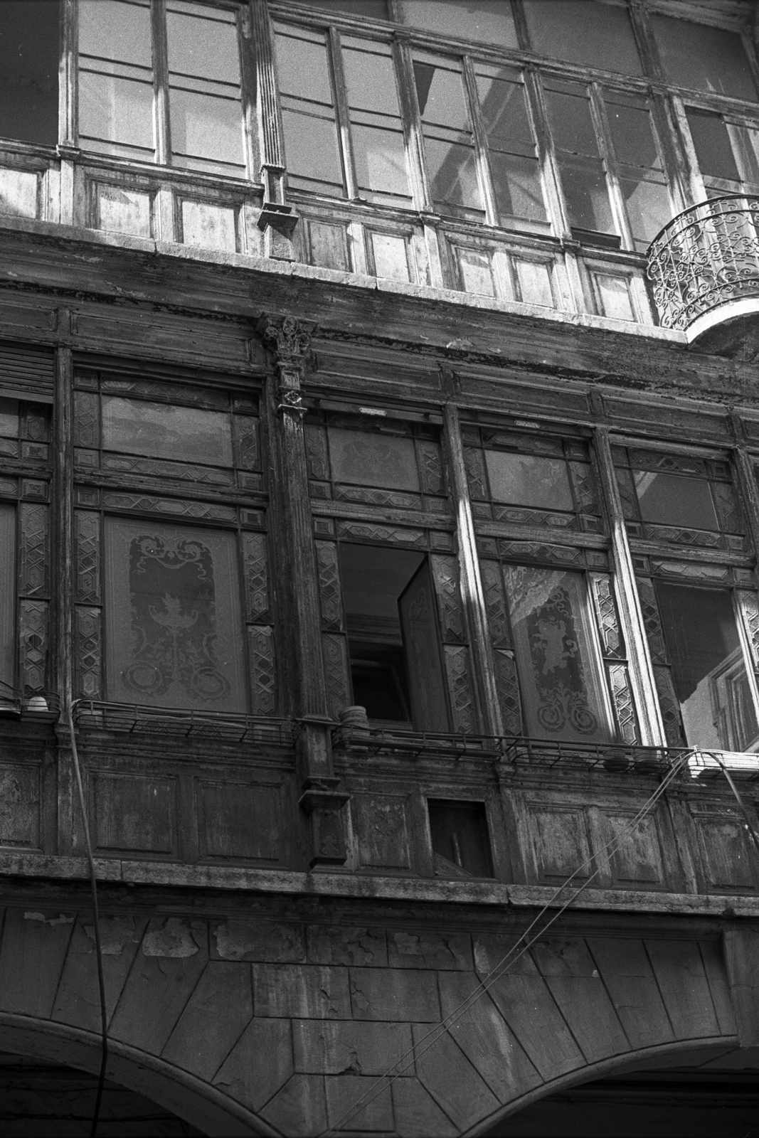 Hungary, Budapest V., Sas (Guszev) utca 21., az ablak Róth Miksa üvegfestő- és mozaikművész alkotása., 1983, Makovecz Benjamin, window, Budapest, inner courtyard, sandlbasted glass, Fortepan #107999