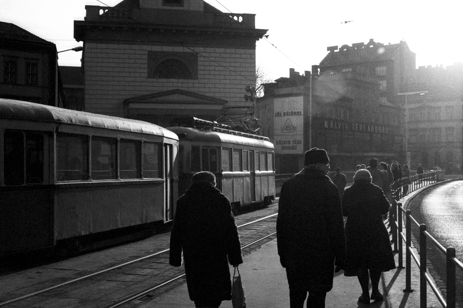 Magyarország, Budapest IX., Kálvin tér a Lónyay (Szamuely) utca felé nézve., 1983, Makovecz Benjamin, villamos, villamosmegálló, Ganz UV, Budapest, Fortepan #108016