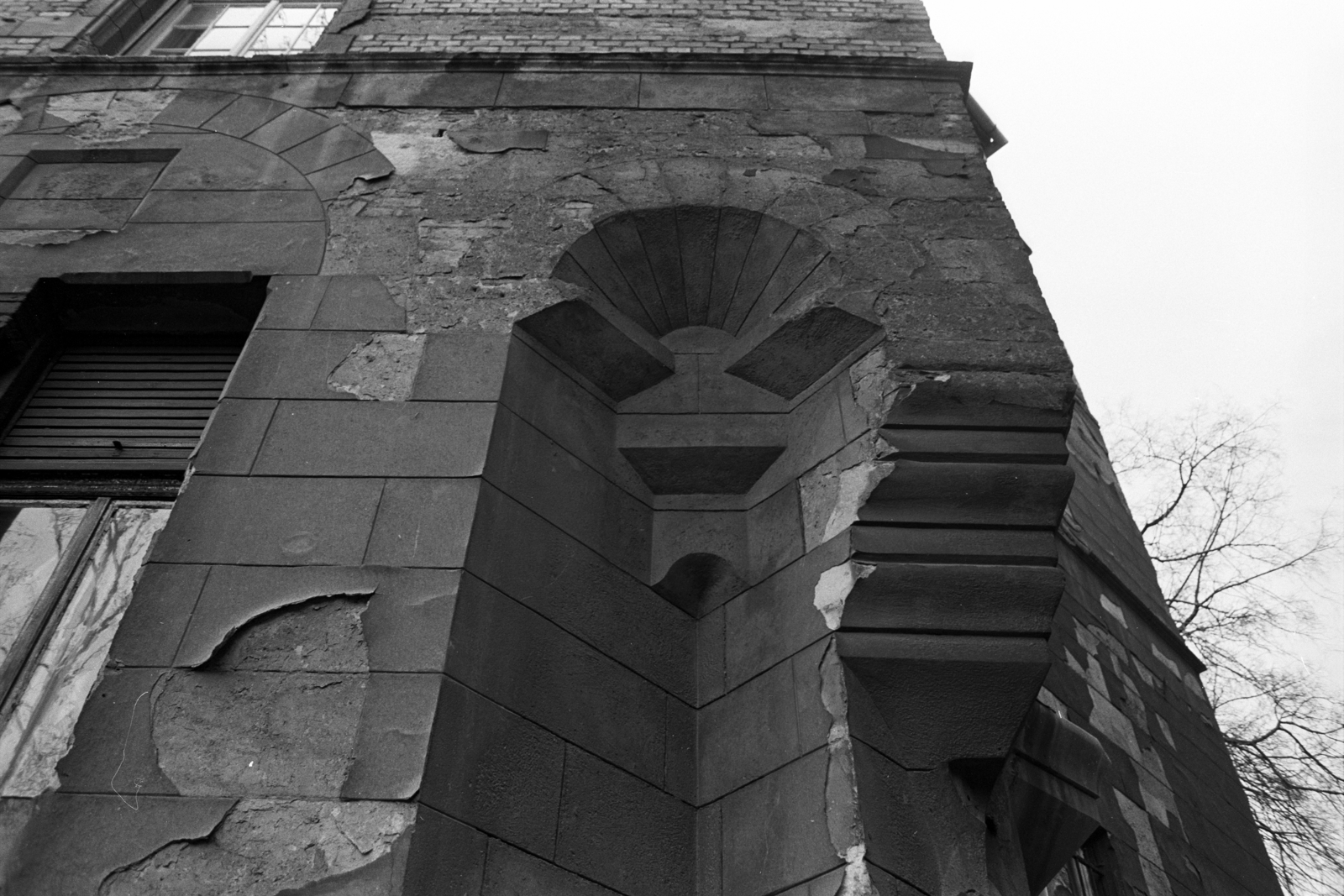 Hungary, Budapest XIV., Zichy Géza utca 10. László Fülöp festőművész által épített villa., 1983, Makovecz Benjamin, Budapest, architectural ornament, Fortepan #108020