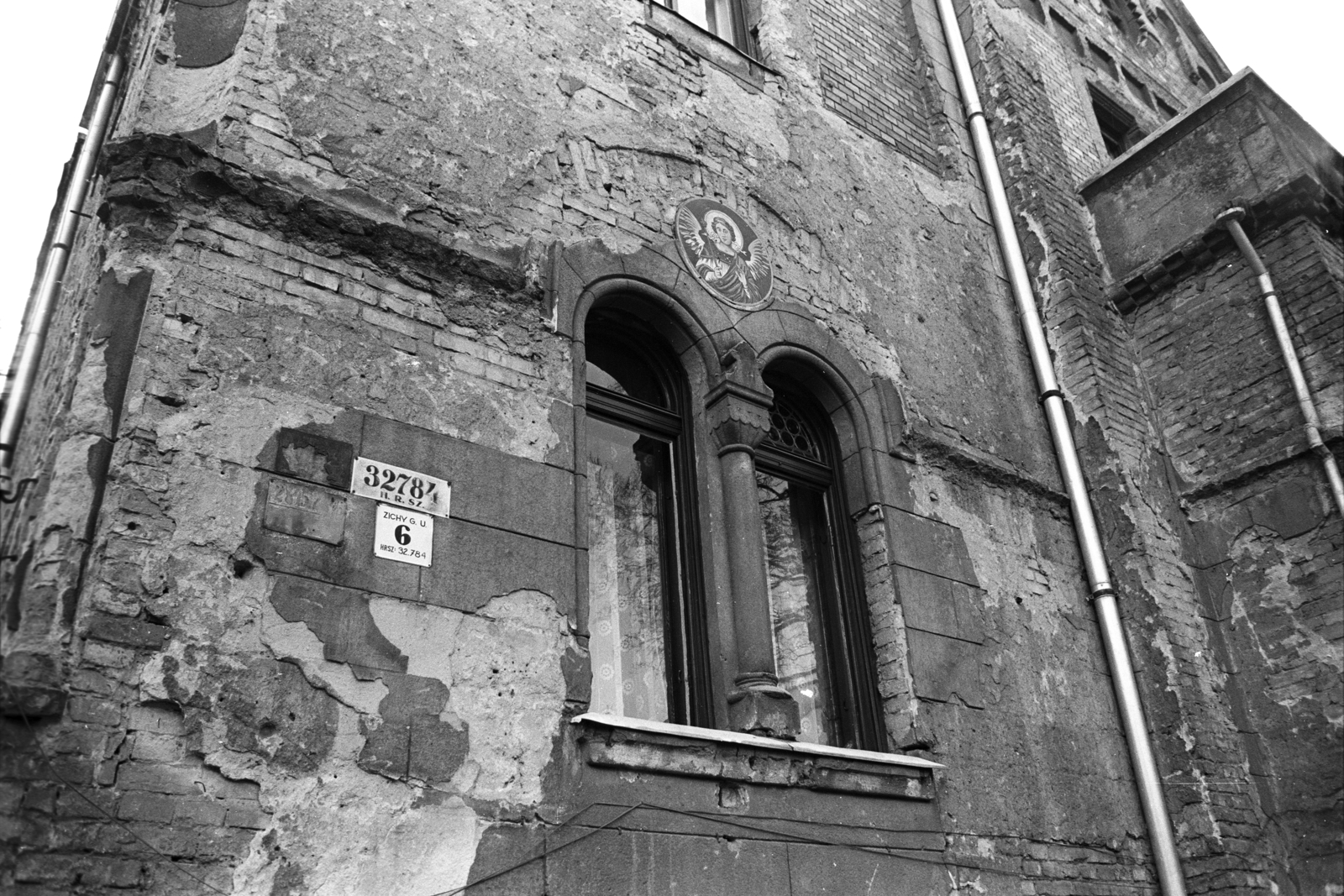 Magyarország, Budapest XIV., Zichy Géza utca 6., Zichy-villa., 1983, Makovecz Benjamin, Budapest, házszám, ablak, szentkép, Fortepan #108025
