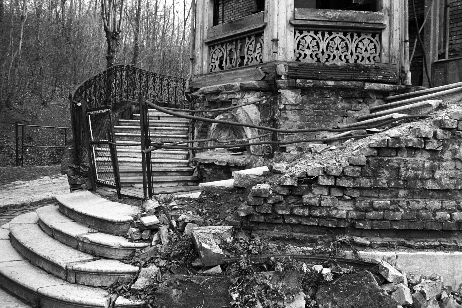 Hungary, Budapest XII., Zugligeti út 64., a régi villamos (eredetileg lóvasút) végállomás., 1983, Makovecz Benjamin, Budapest, stairs, railing, ruins, Fortepan #108028