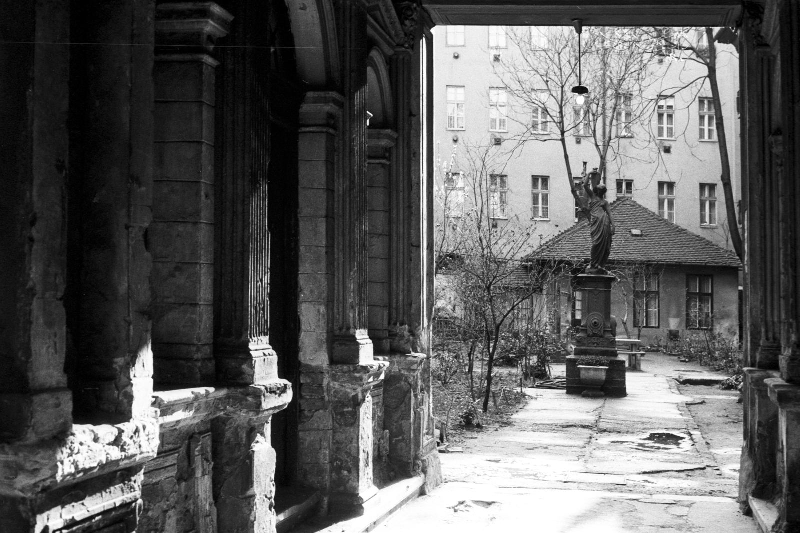 Hungary, Budapest IX., Ráday utca 47. udvara, Vizeskorsót tartó nő szobra., 1983, Makovecz Benjamin, sculpture, Fountain, Budapest, gateway, inner courtyard, Fortepan #108052