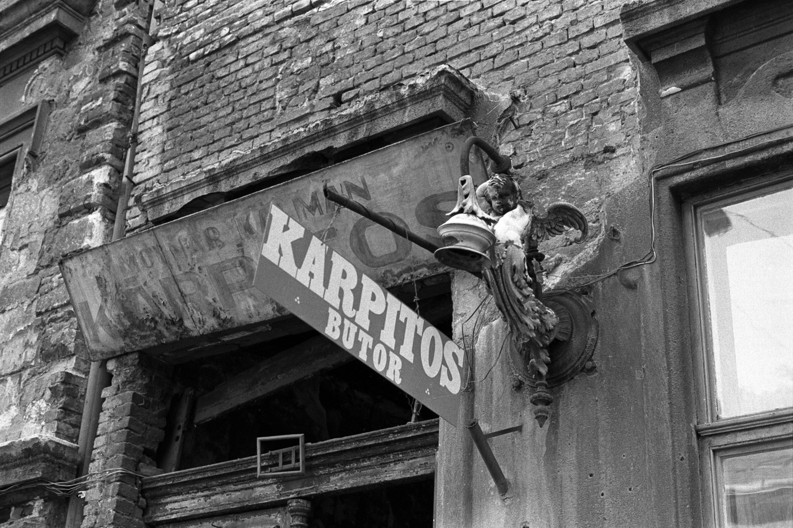 Hungary, Budapest VII., Rózsa (Rózsa Ferenc) utca 12., 1983, Makovecz Benjamin, Budapest, building statue, sign-board, upholsterer, angel, lamp bracket, Fortepan #108063
