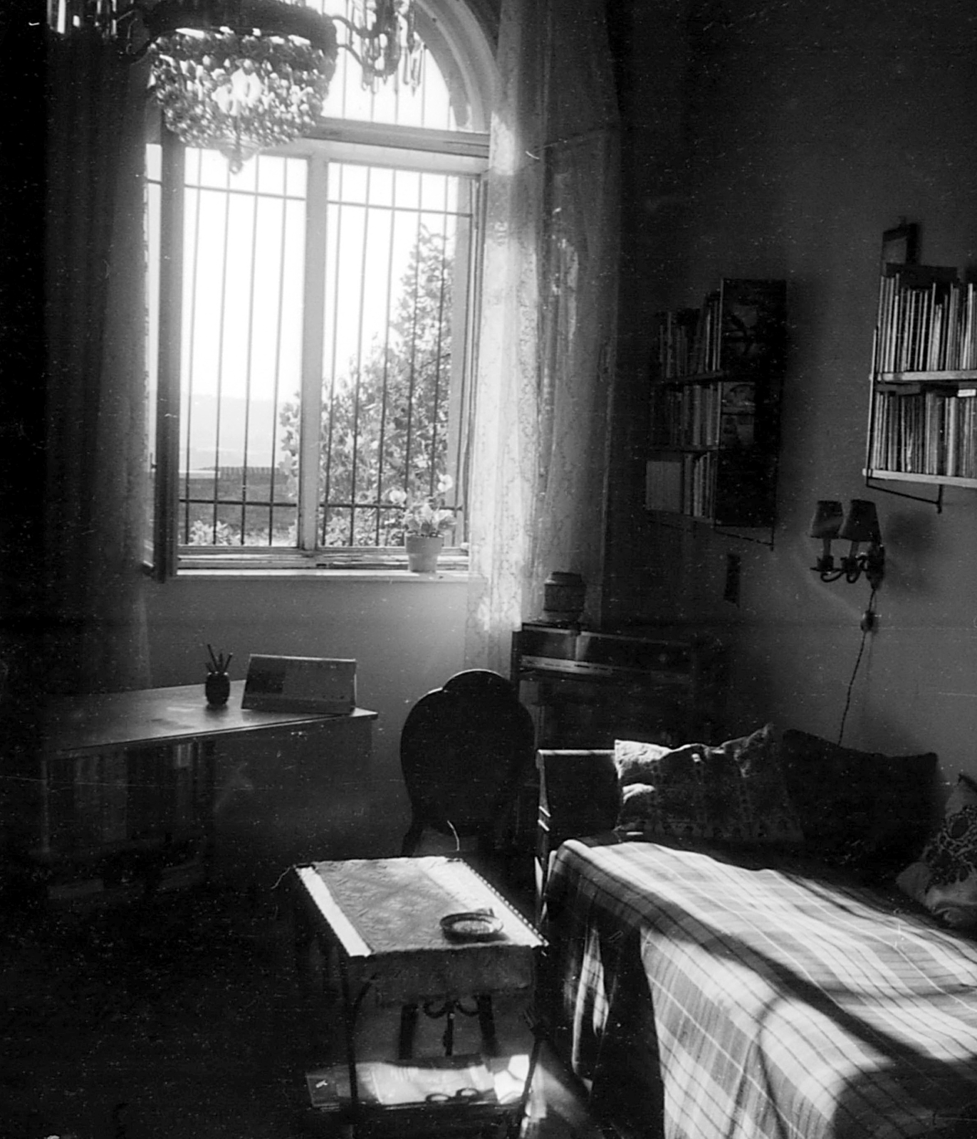 Hungary, Budapest I., Tóth Árpád sétányra néző ablak., 1974, Mészöly Leonóra, desk, furniture, radio, interior, bookshelf, Budapest, window bars, desk calendar, Fortepan #10807