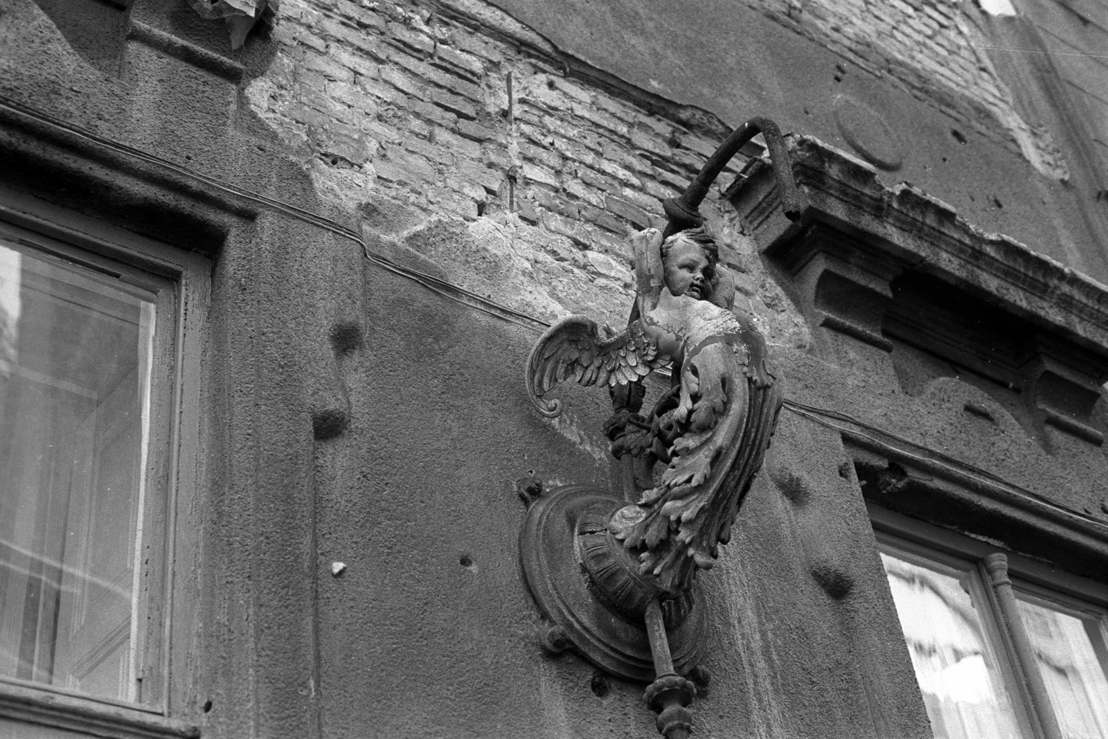 Hungary, Budapest VII., Rózsa (Rózsa Ferenc) utca 12., 1983, Makovecz Benjamin, angel, Budapest, building statue, Fortepan #108071