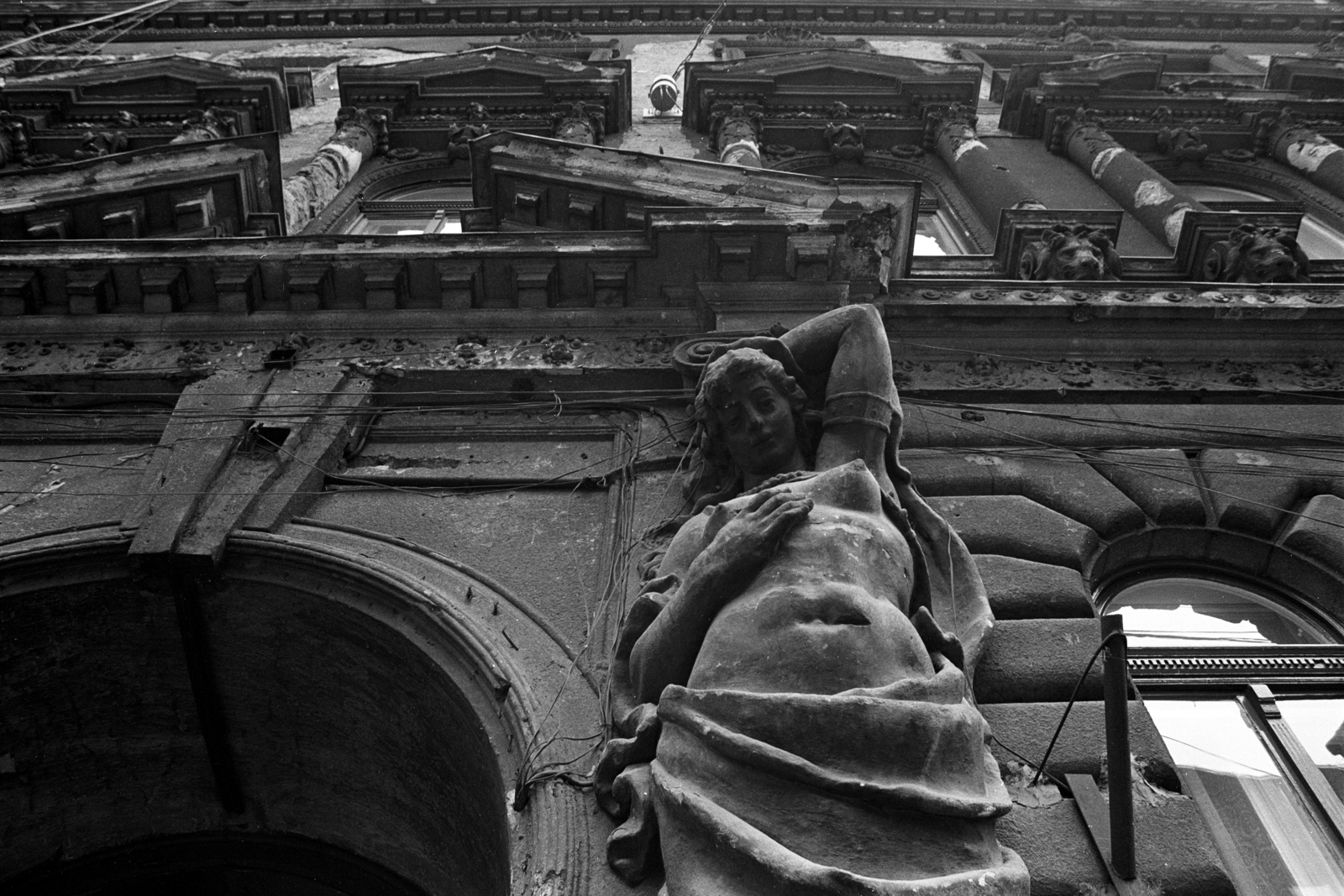 Hungary, Budapest VII., Dembinszky utca 23., 1983, Makovecz Benjamin, sculpture, Budapest, building statue, caryatids, Best of, Fortepan #108083