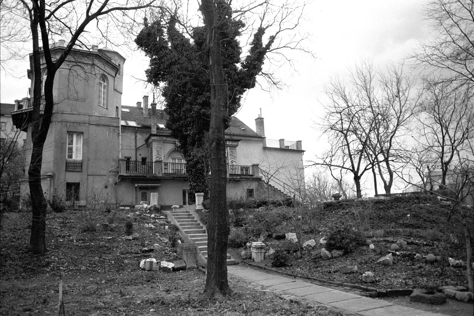 Hungary, Budapest I., Lovas út (Sziklai Sándor utca) 32. a Mátray utca felől nézve., 1984, Makovecz Benjamin, Budapest, garden, stairs, Fortepan #108085