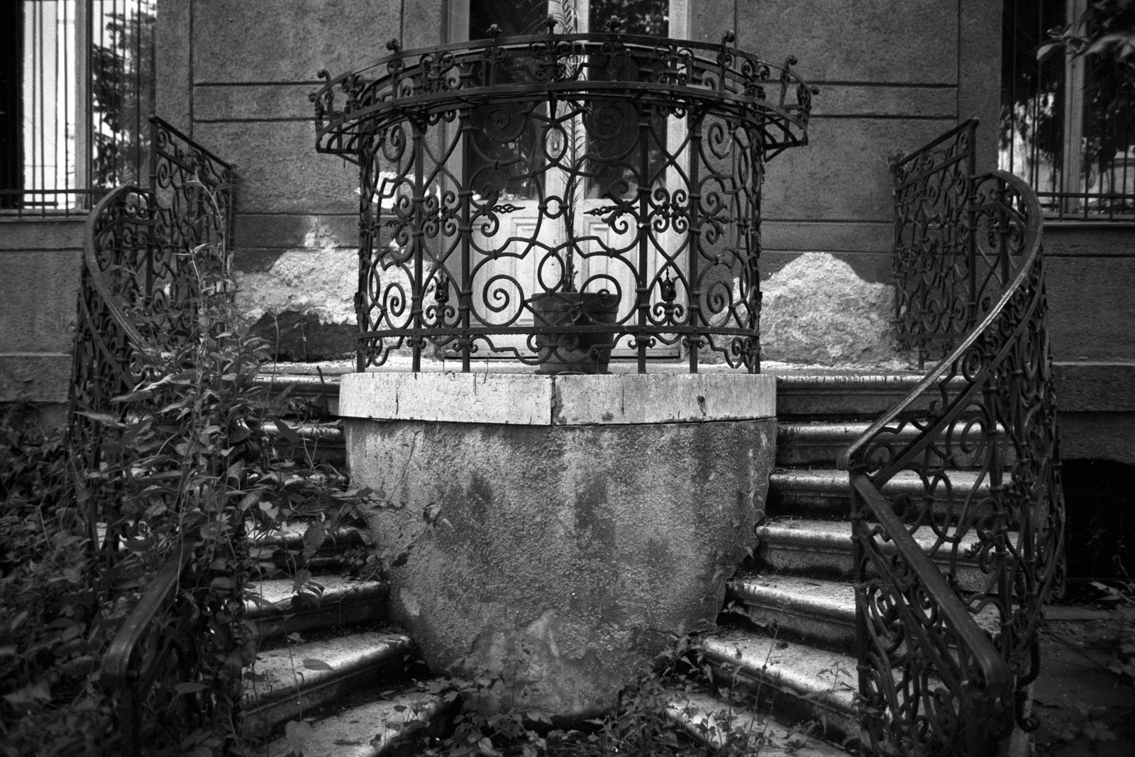 Magyarország, Budapest XII., Széll Kálmán (Moszkva) tér 14., 1982, Makovecz Benjamin, Budapest, korlát, kovácsoltvas, elhagyott épület, Fortepan #108087