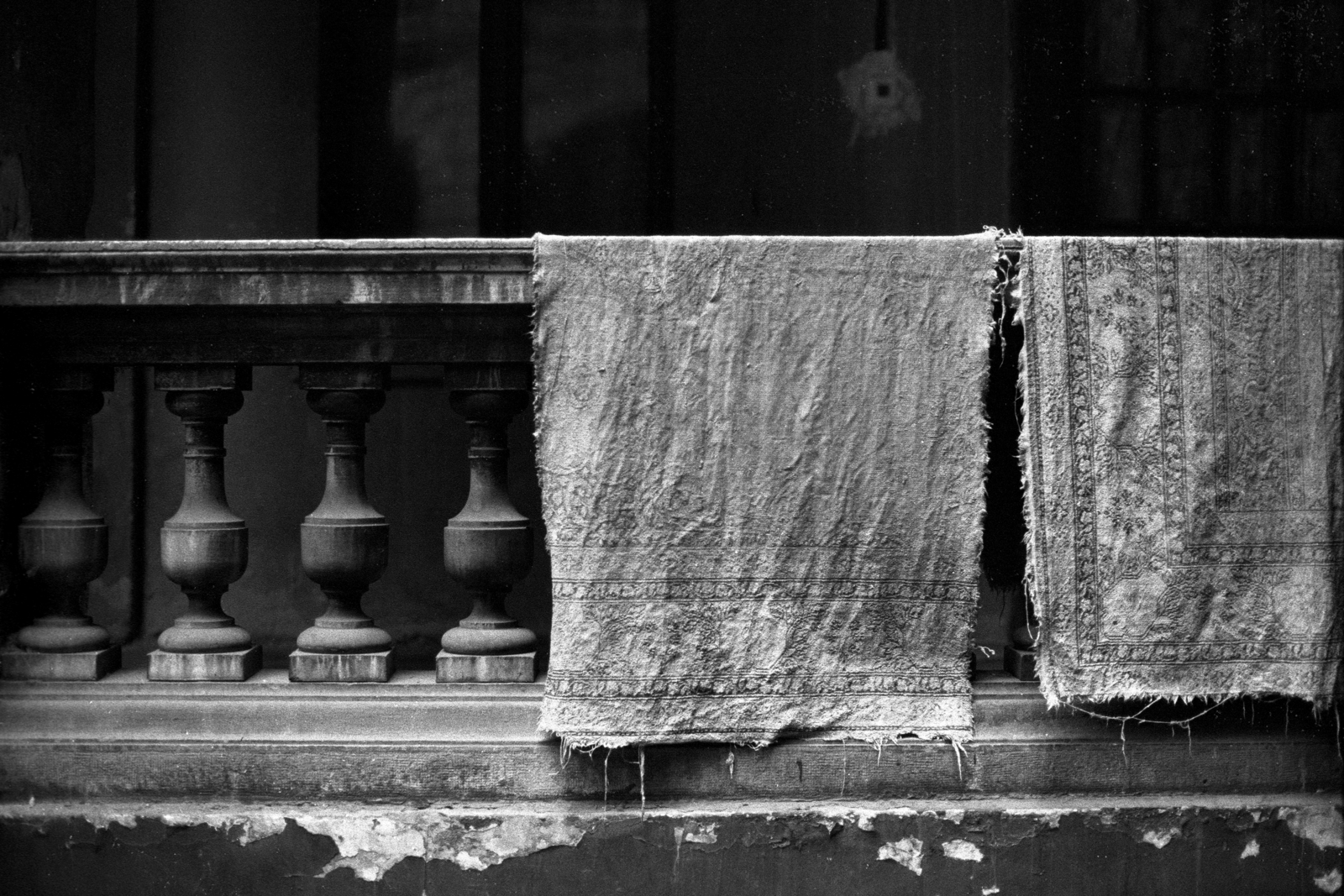 Hungary, Budapest VI., Eötvös utca, a felvétel a 32-es számú ház udvarán készült., 1984, Makovecz Benjamin, railing, carpet, Budapest, balustrade, Fortepan #108091