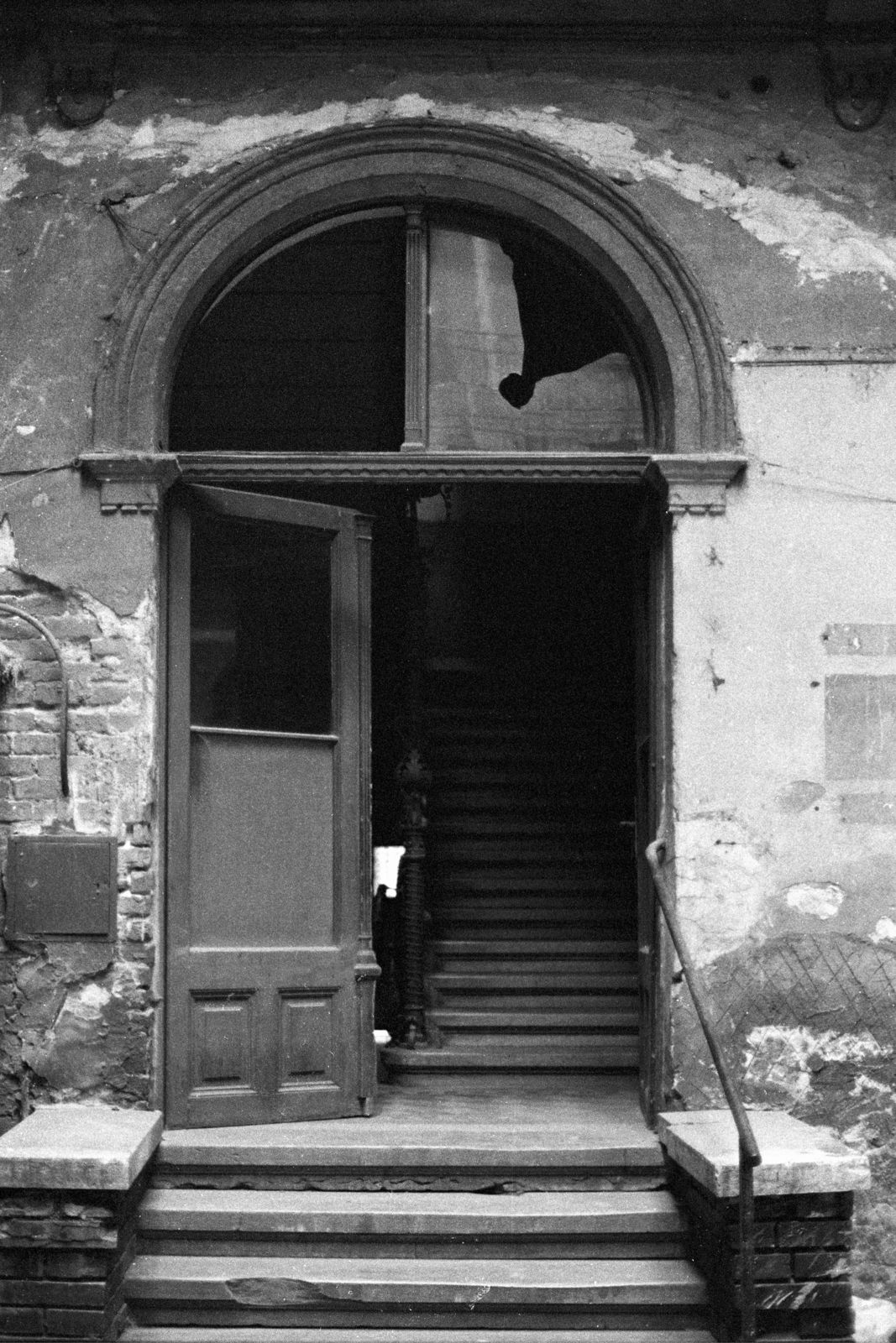 1984, Makovecz Benjamin, stairs, damaged building, Fortepan #108098