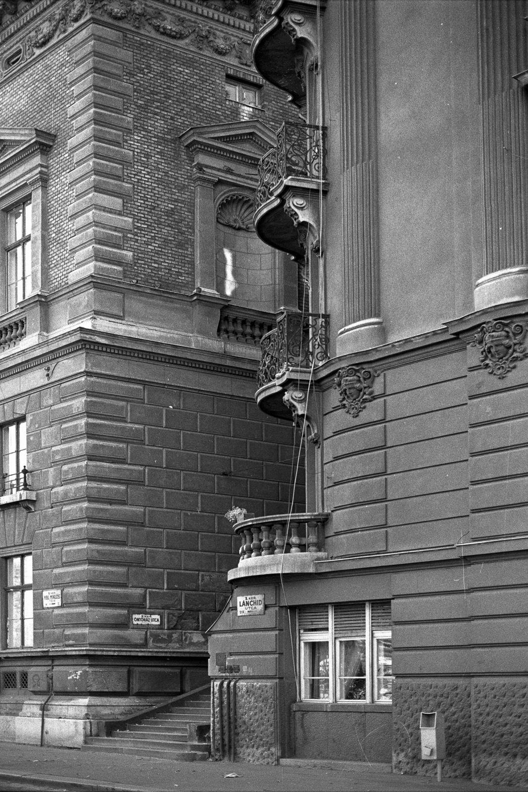 Hungary, Budapest I., Lánchíd utca, szemben az Öntőház utca torkolata., 1984, Makovecz Benjamin, Budapest, stairs, Fortepan #108104