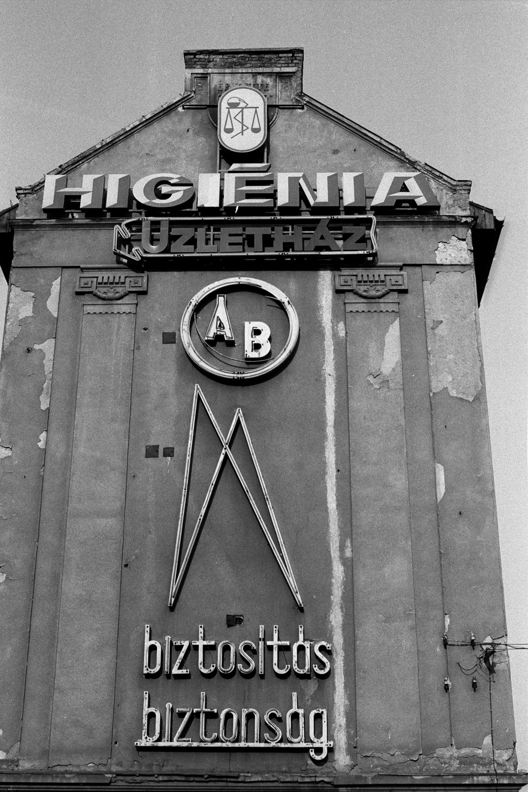 Hungary, Budapest VI., a Lehel utca 1/a oldalhomlokzata a Ferdinánd (Élmunkás) híd felhajtójánál., 1984, Makovecz Benjamin, Budapest, firewall, neon sign, Fortepan #108115