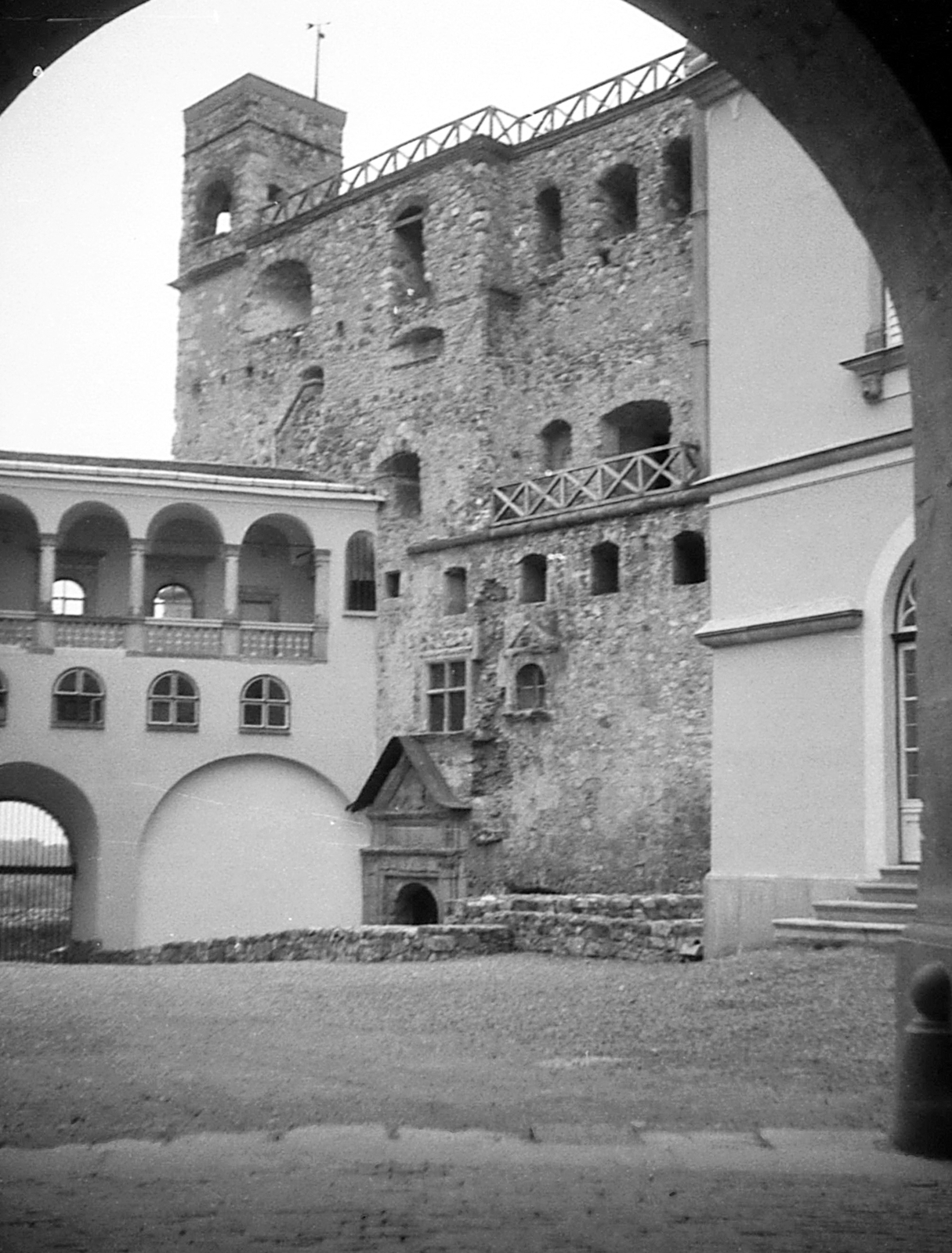 Magyarország, Sárospatak, Rákóczi-vár, a Lorántffy-loggia és a Vörös-torony., 1970, Mészöly Leonóra, múzeum, vár, boltív, oszlopsor, Fortepan #10812