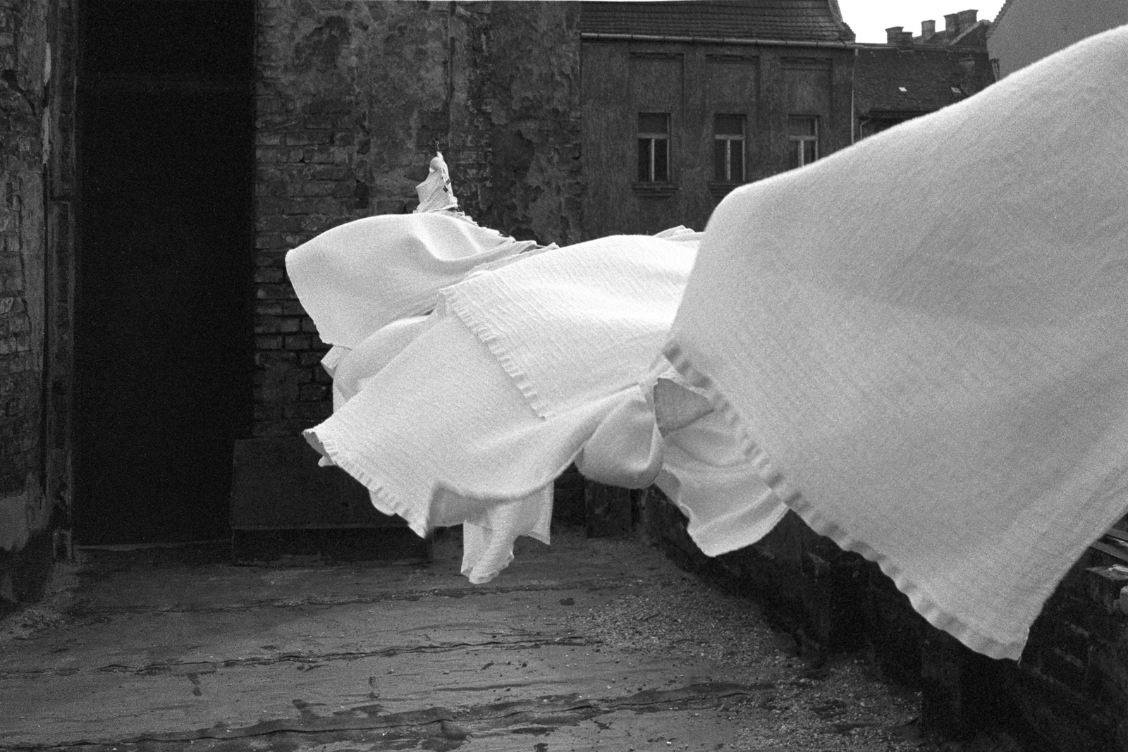 Hungary, Budapest VII., Holló utca 11., tetőterasz, jobbra a Holló utca 12., 1984, Makovecz Benjamin, Budapest, hanging clothes, Fortepan #108122