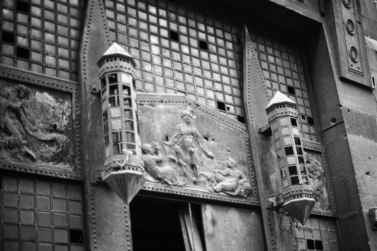 Hungary, Budapest VII., Dohány utca 44., Hungária fürdő, dombormű a főbejárat fölött., 1984, Makovecz Benjamin, Budapest, Fortepan #108123